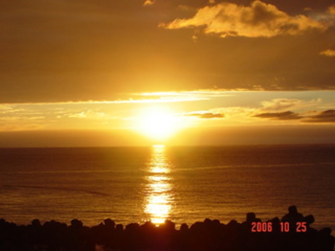 全室から見える地平線に沈む夕日