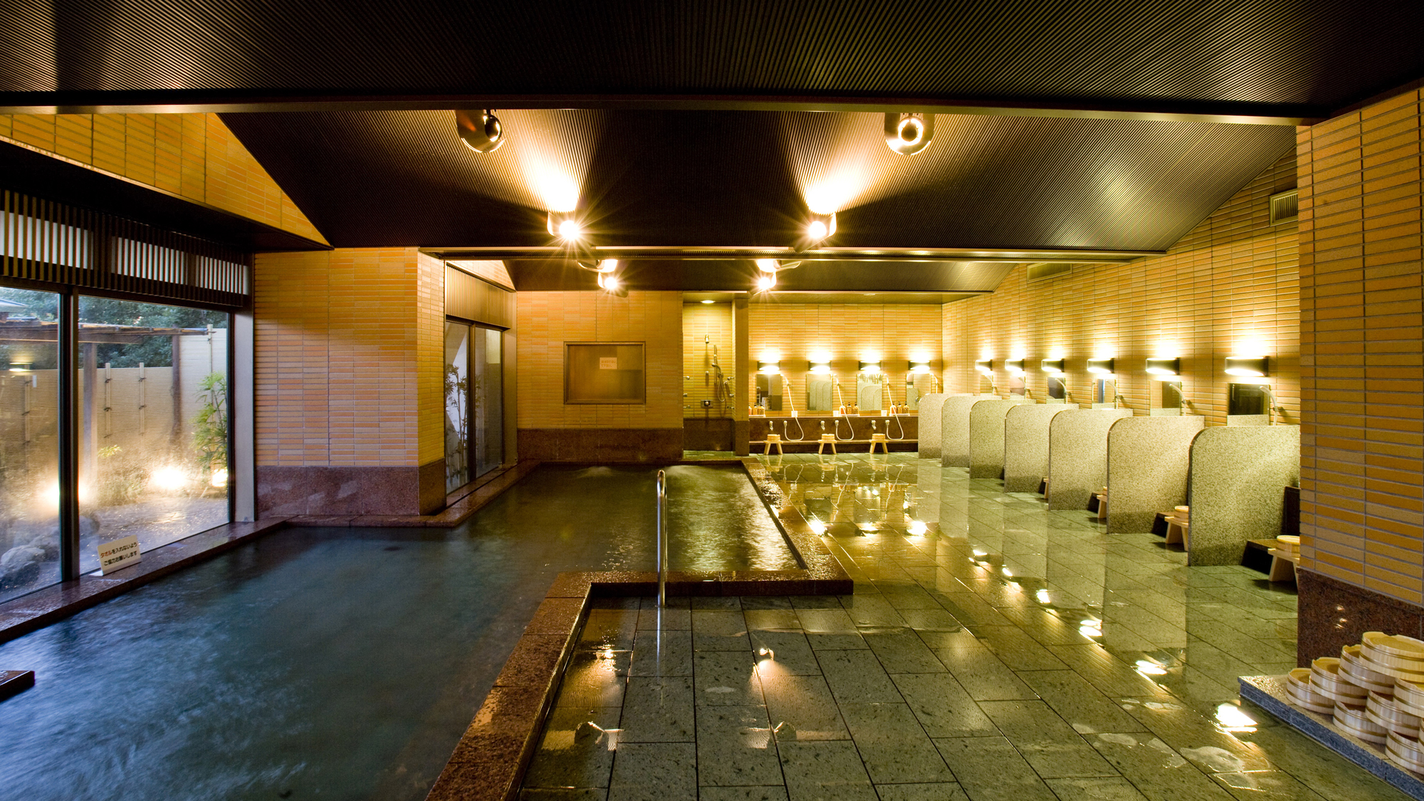 ◆大浴場【四季彩】　広々とした浴槽と天然温泉露天風呂を併設。