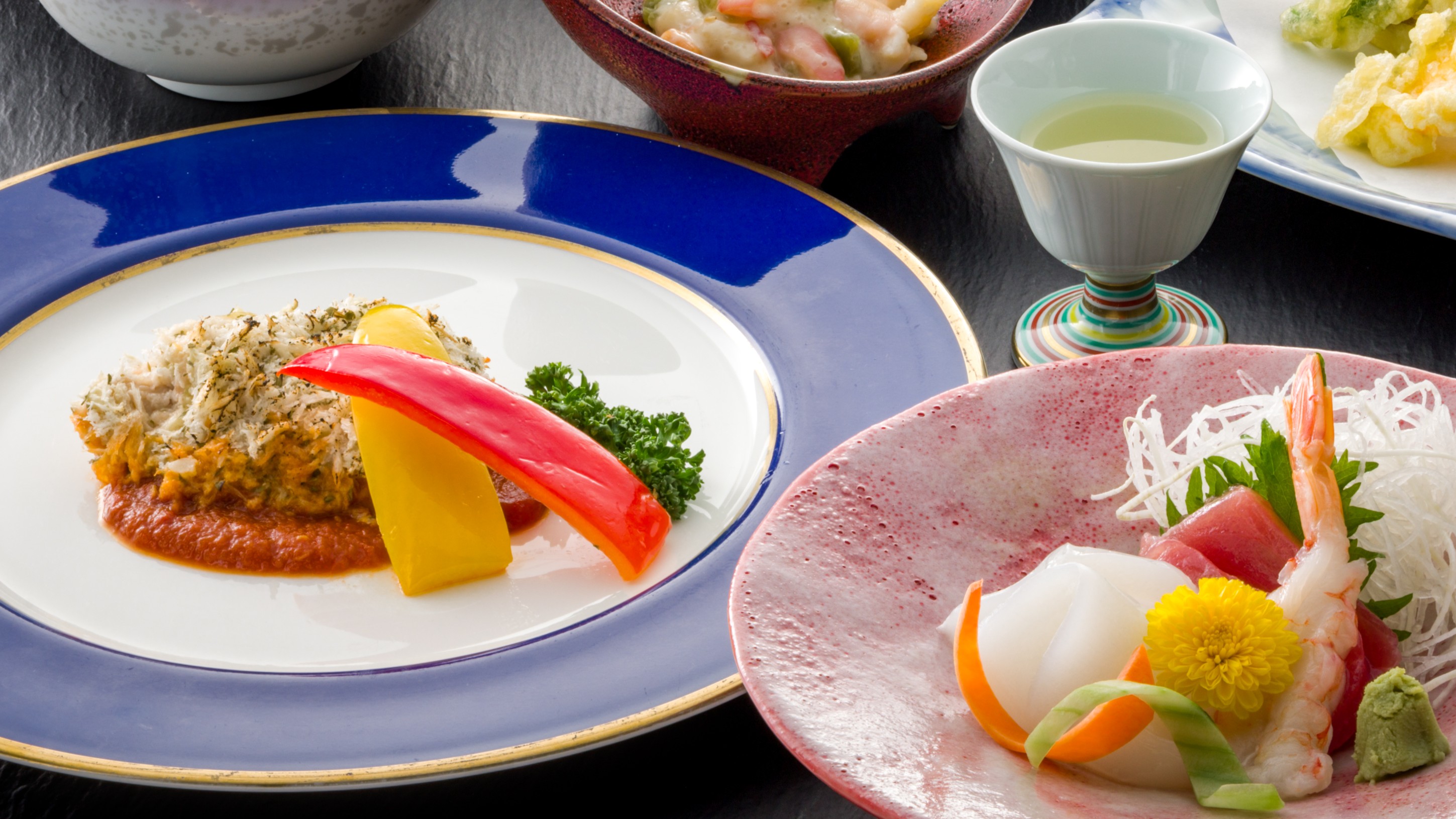 25夏　会席料理【華】「錦爽どり」の美しく爽やかなイメージを活かしたハーブの香る香草焼きでどうぞ。