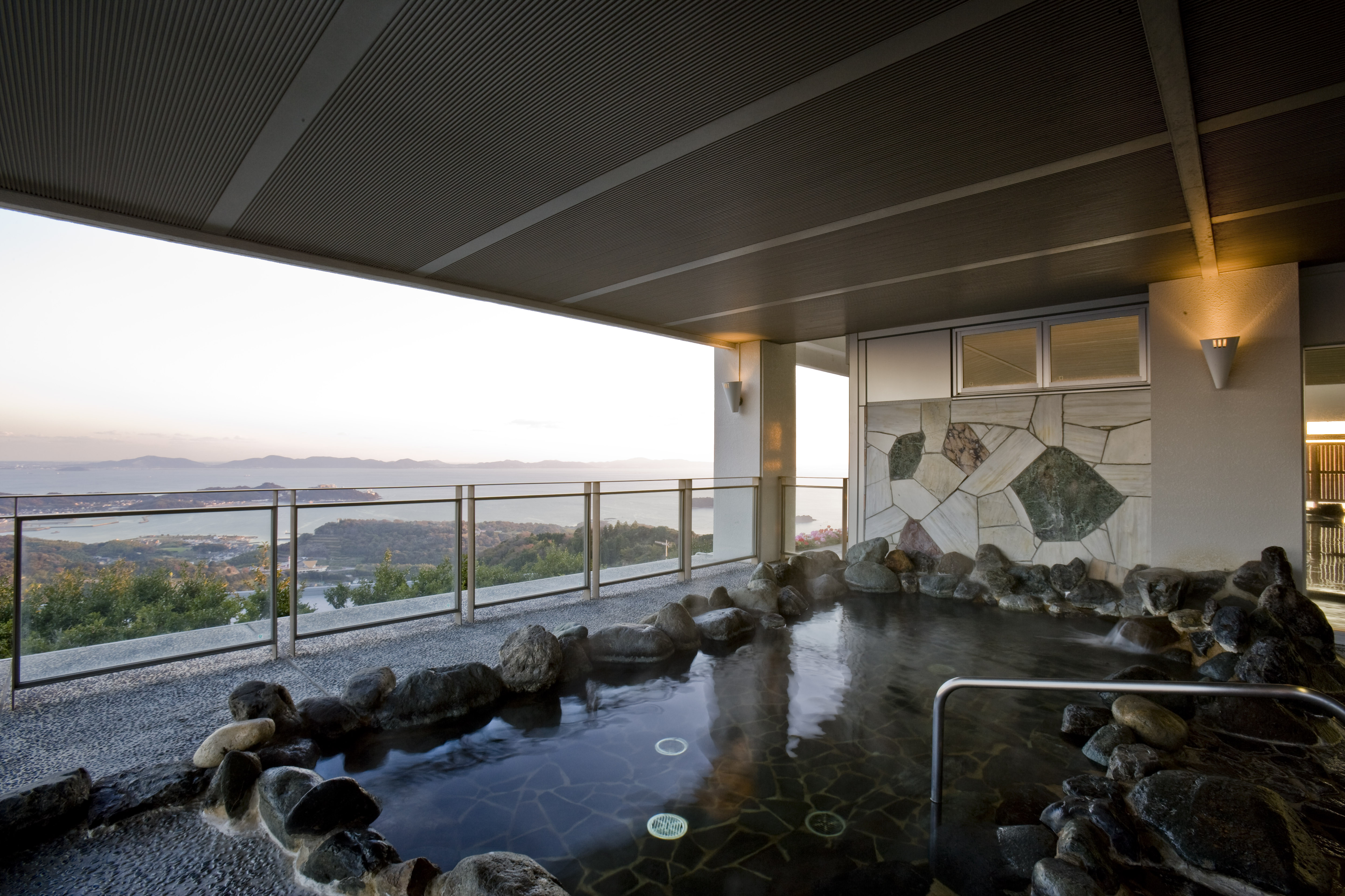 ◆天然温泉露天風呂【やまももの湯】「いけだゆげの天然温泉水」でお肌も気分もリフレッシュ