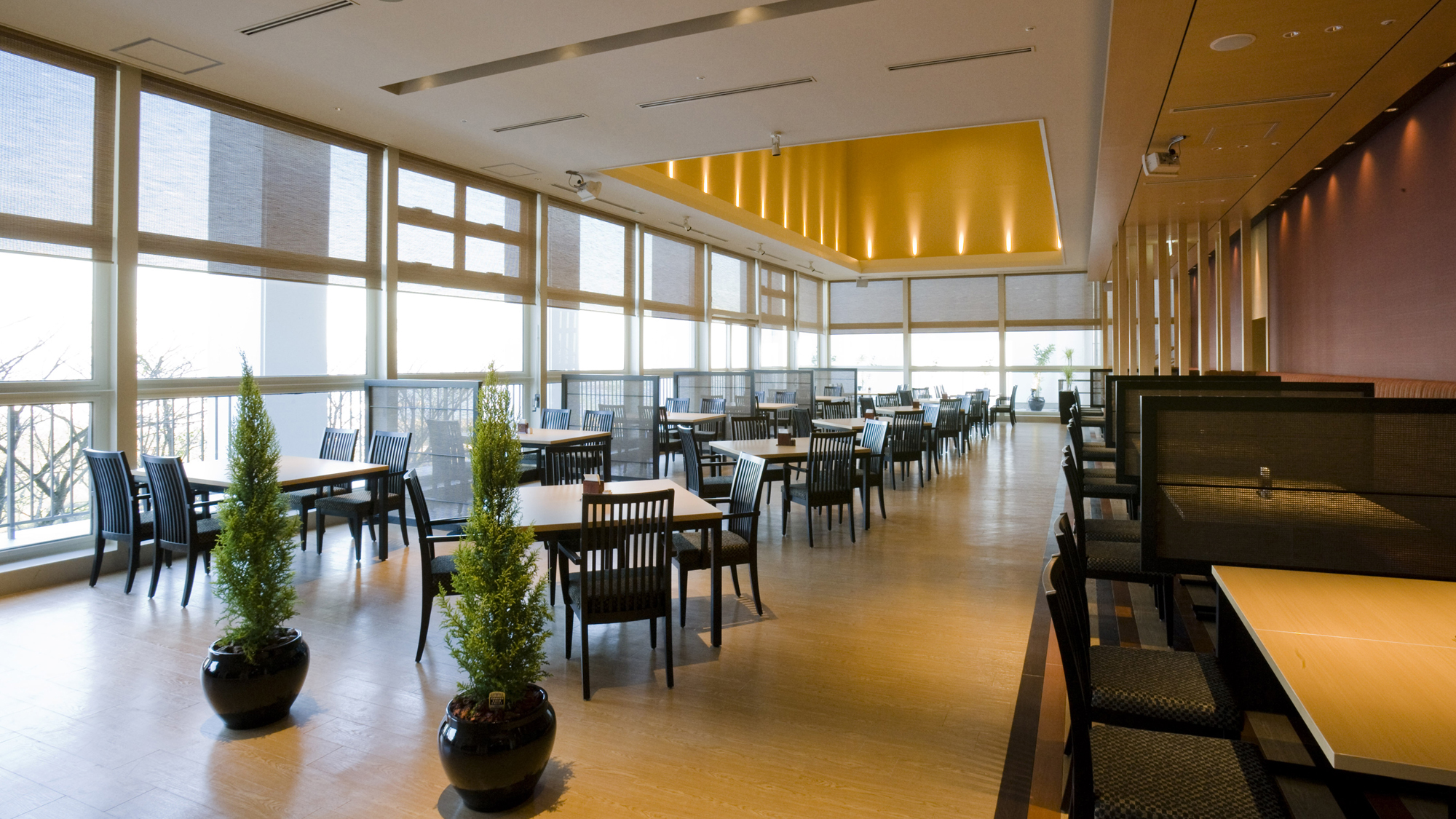 ◆レストラン【あおい】窓際は海を眺めながらお料理をお楽しみいただけます。