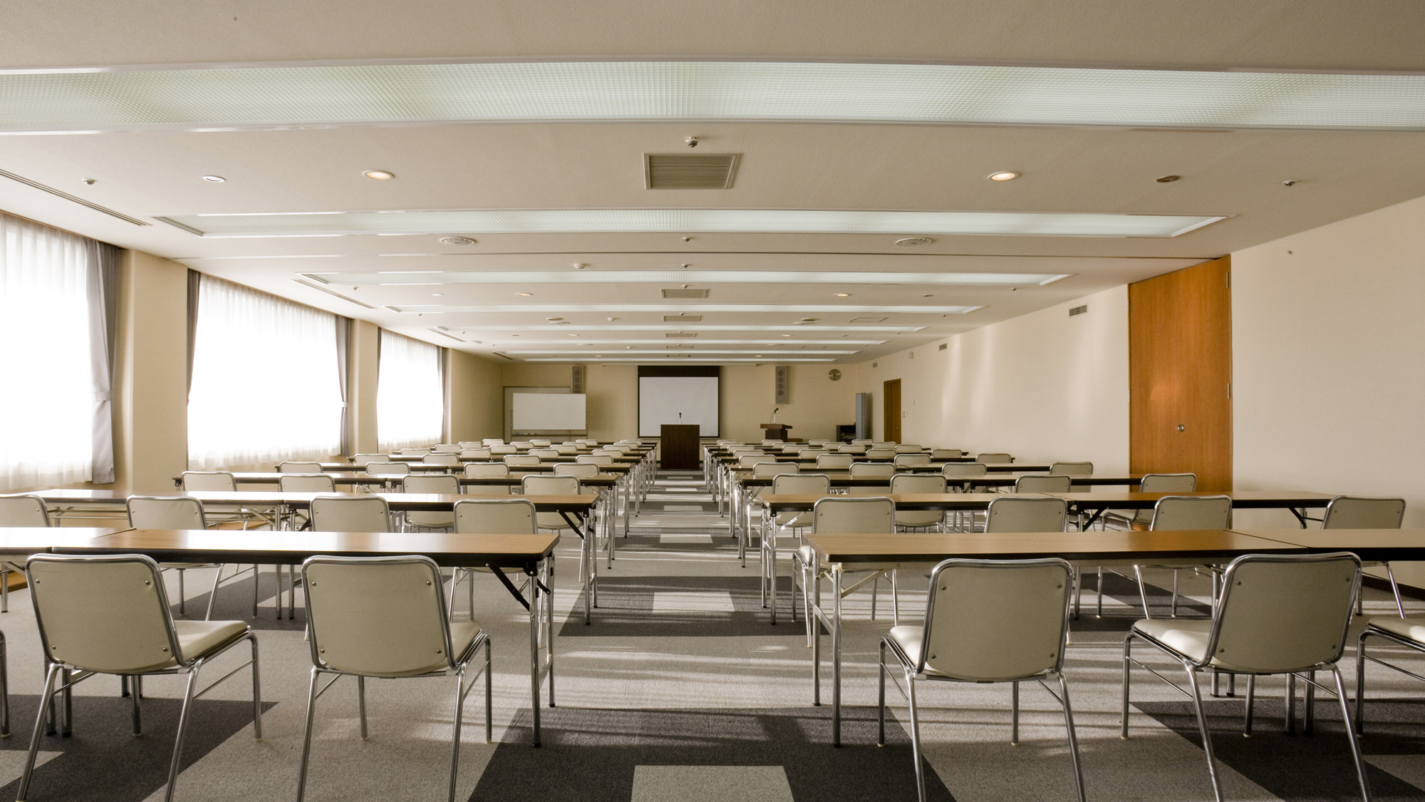 ◆梅・竹の間　会場を２つにわけることもできるアレンジ可能な会議室です。