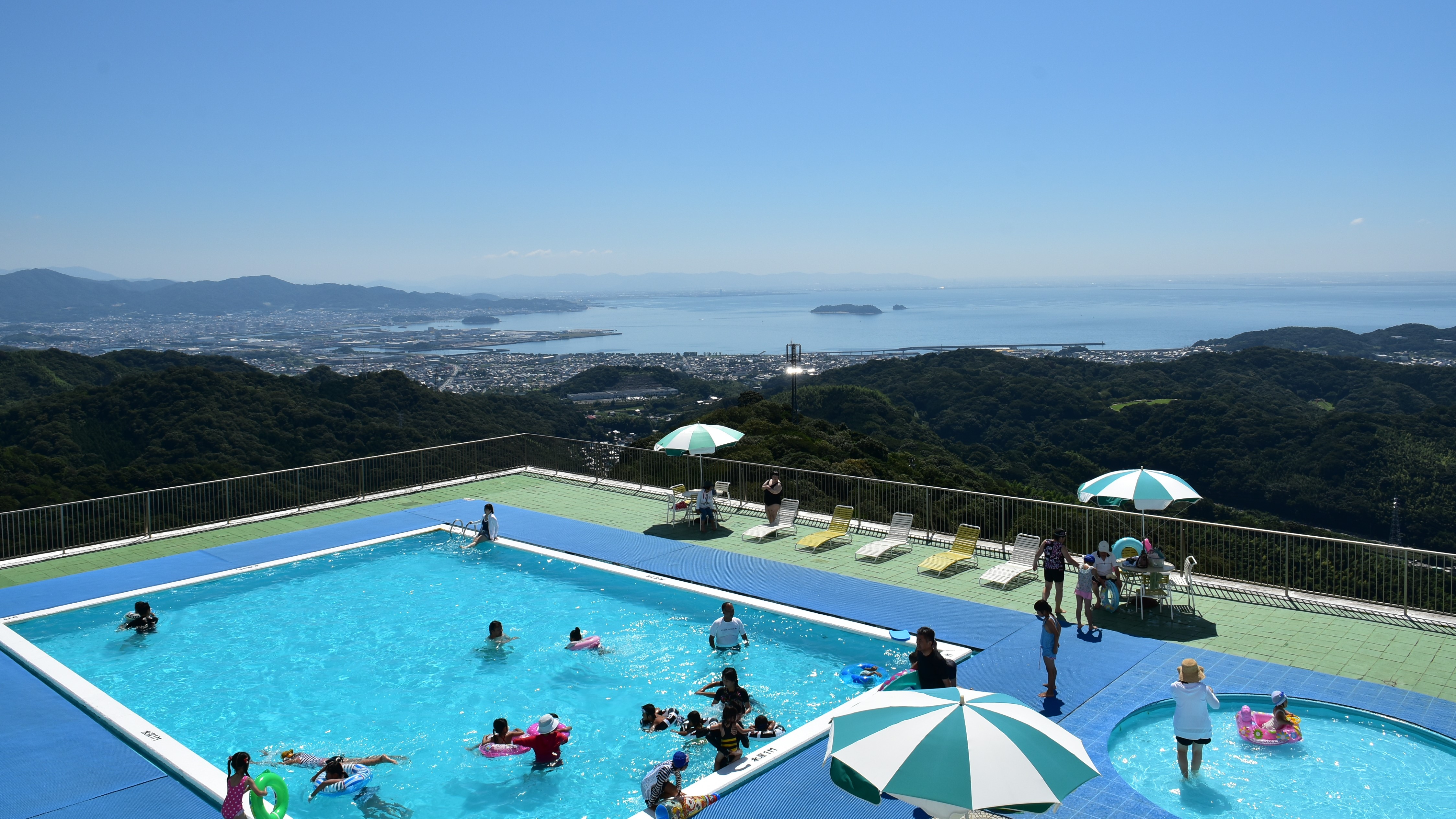 【スカイプール】プールから一望。高台から望む三河湾