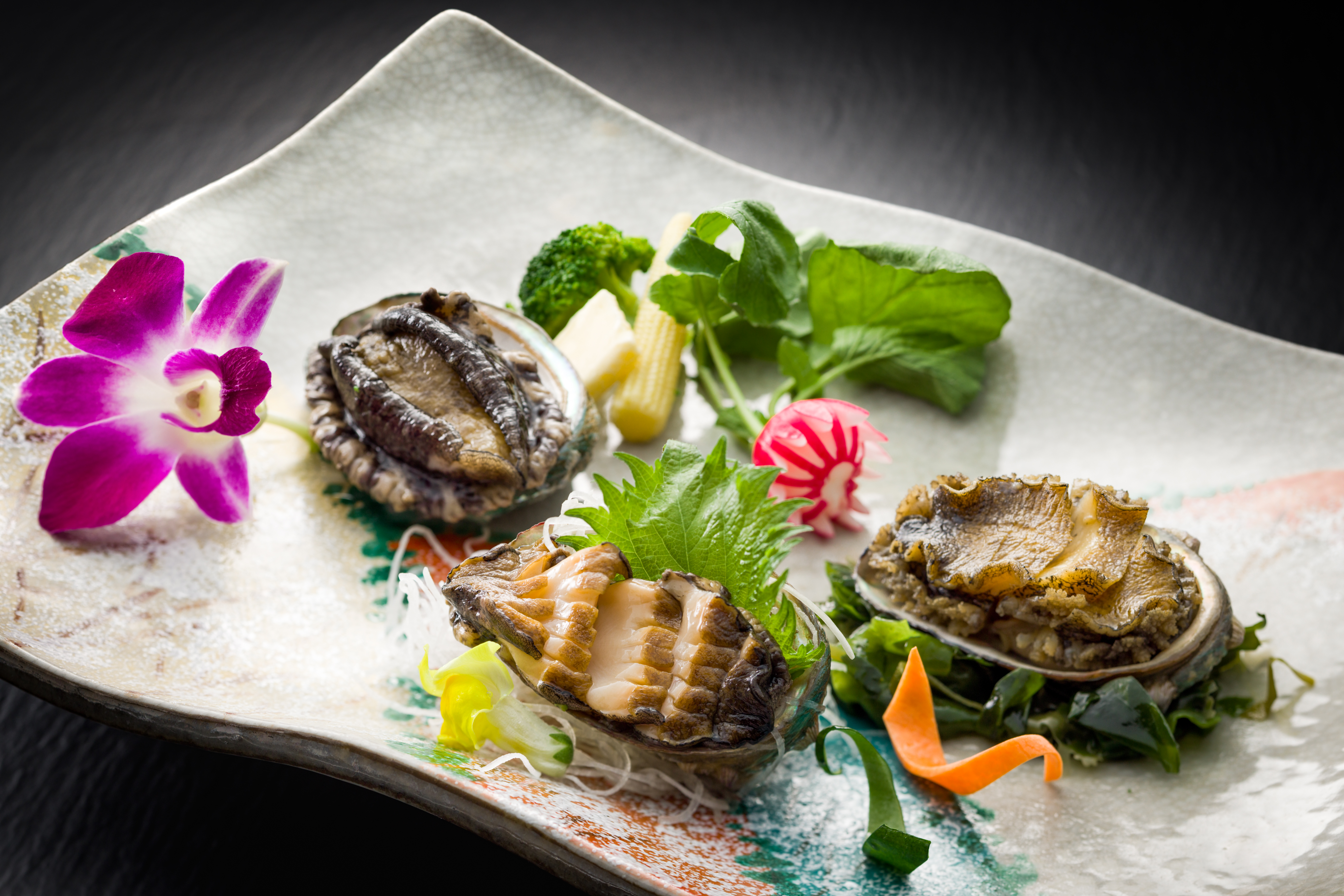 鮑三枚付き　目の前で焼き上げるステーキ。上品な旨味と食感の鮑のお造り。ふっくらと蒸しあげる蒸し鮑♪