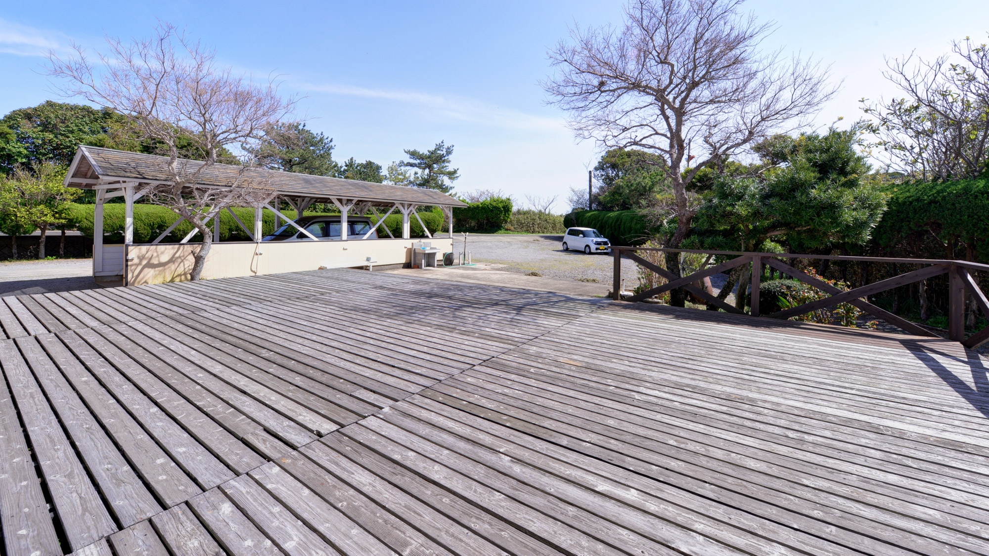 *【外観】館内入口横にはテラスを設置しております。自然の中でのんびりお過ごしください。