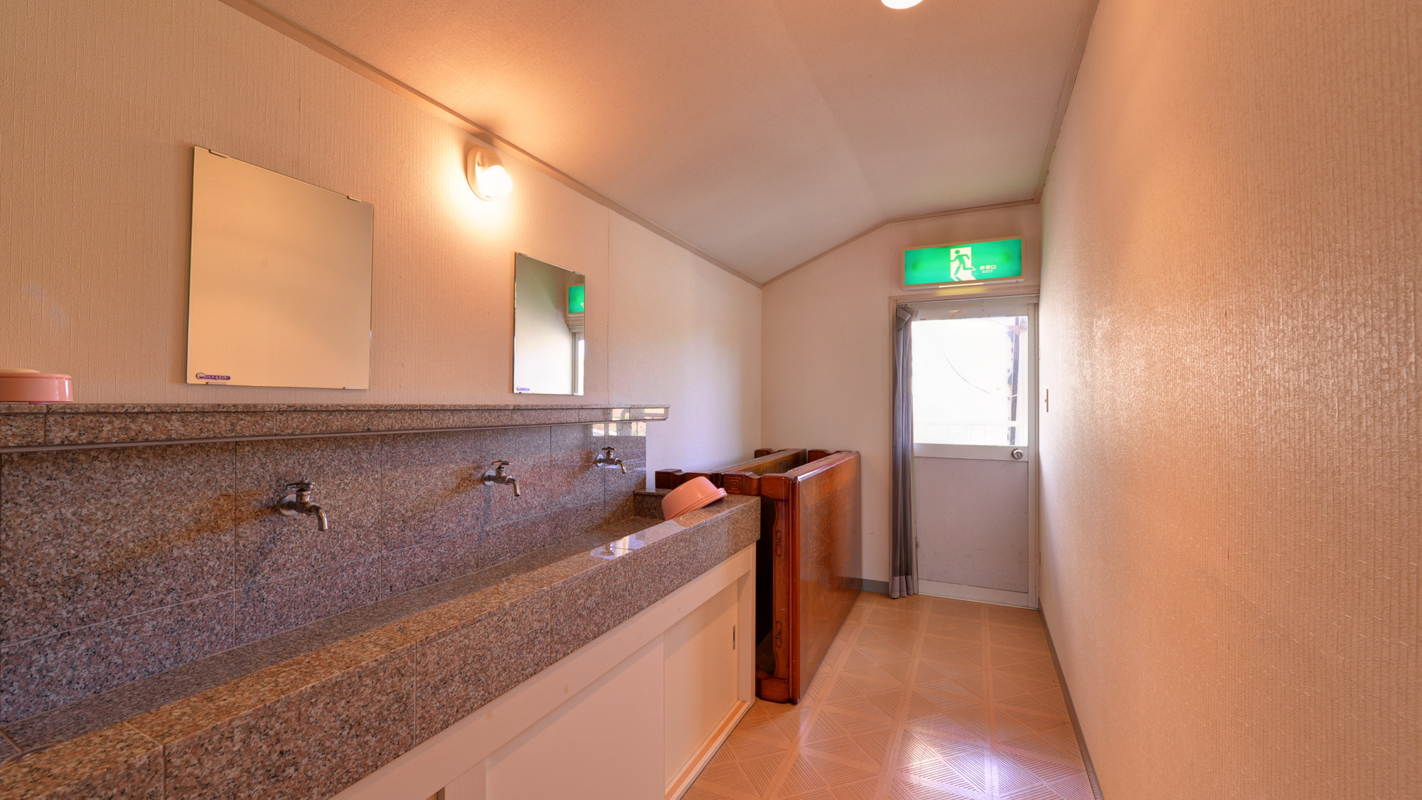 *【館内一例】洗面台は共同でご利用いただいております。