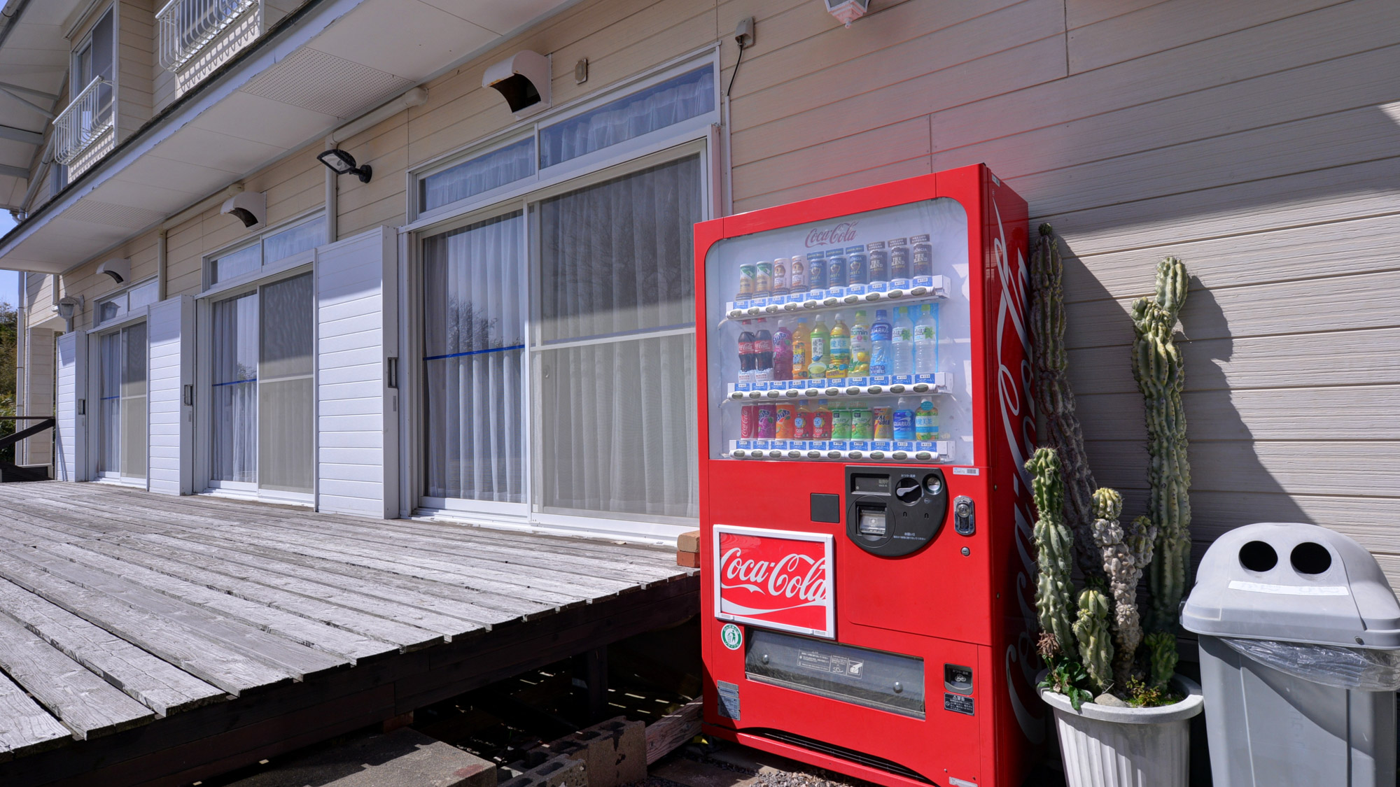 *【外観】館外テラスの横には自動販売機を設置しております。気軽にお飲み物をご購入いただけます！