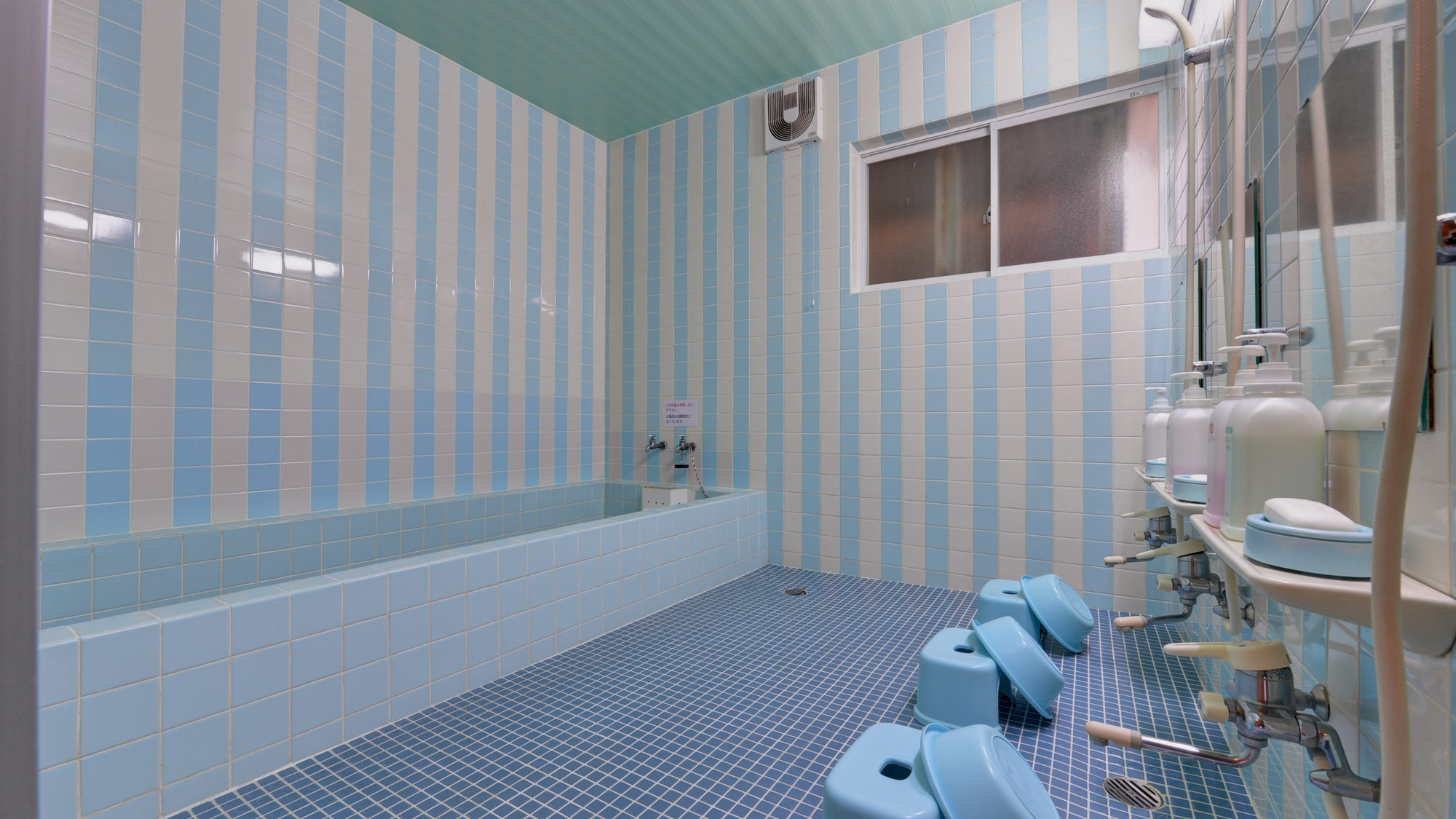 *【館内一例】浴場。シャワーは全部で3つございます。足を延ばして身体の芯までゆっくり温まってください