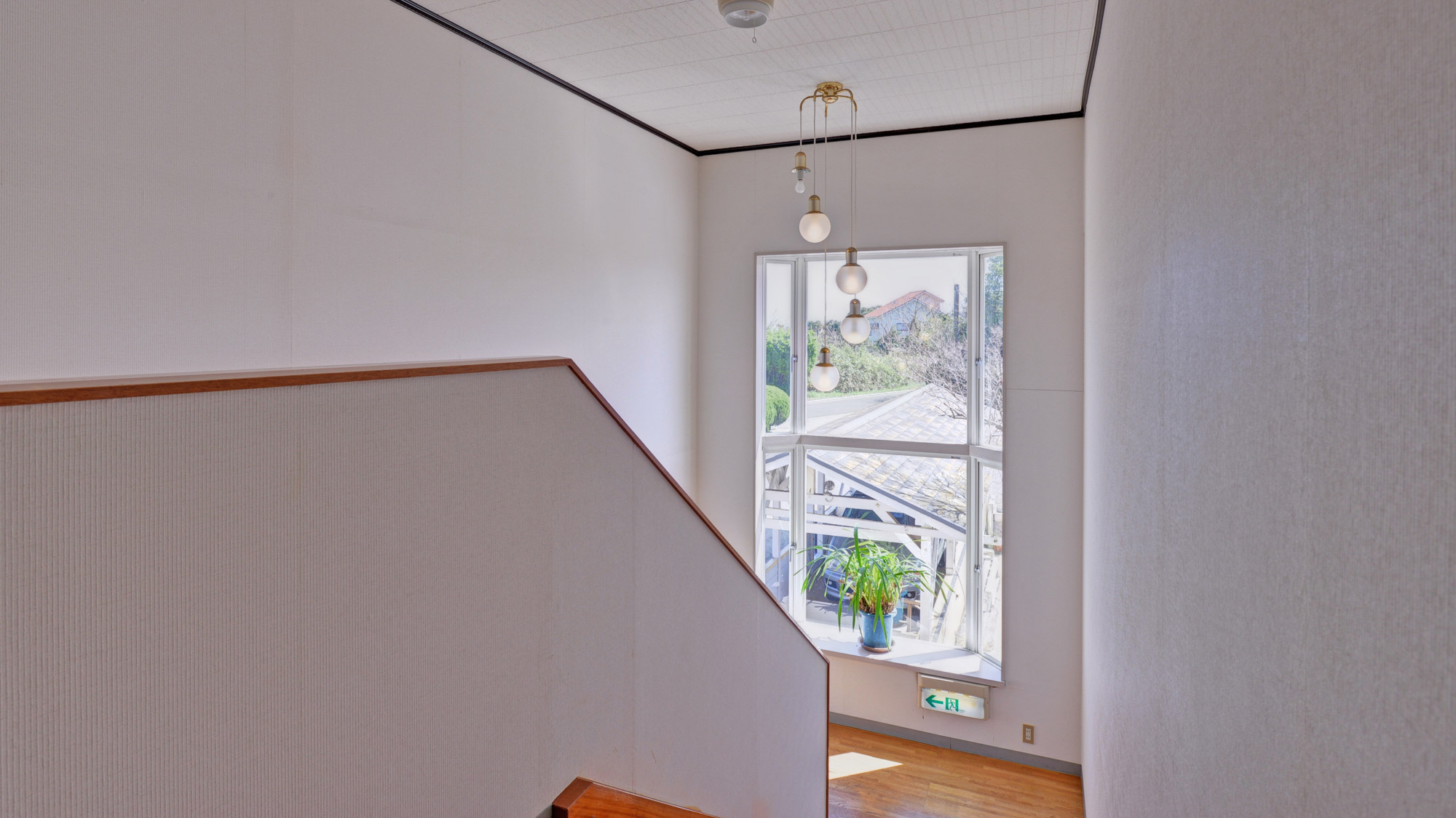 *【館内一例】階段の踊り場からも景色をお楽しみいただけます。