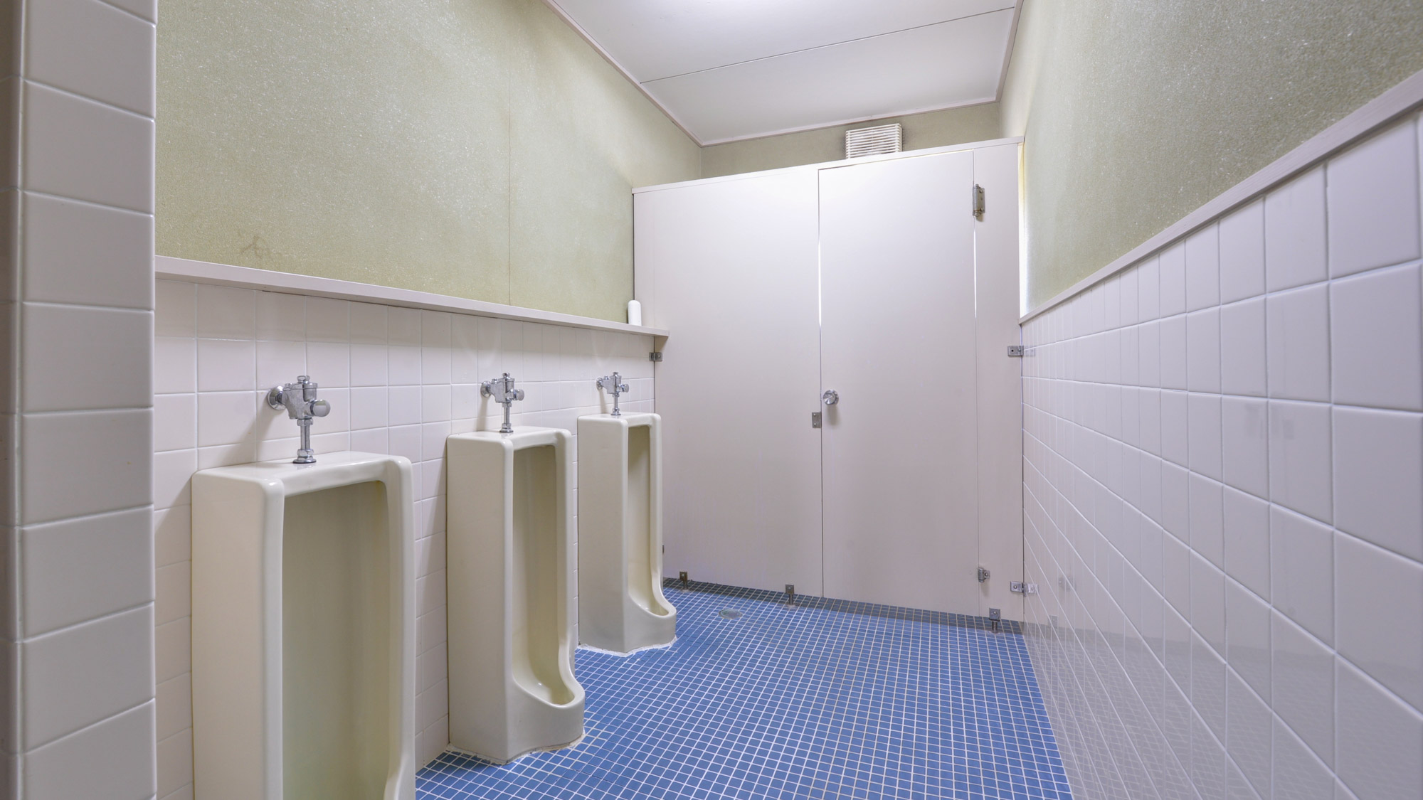 *【館内一例】毎日清掃を徹底した、安心の共用トイレをご利用ください。