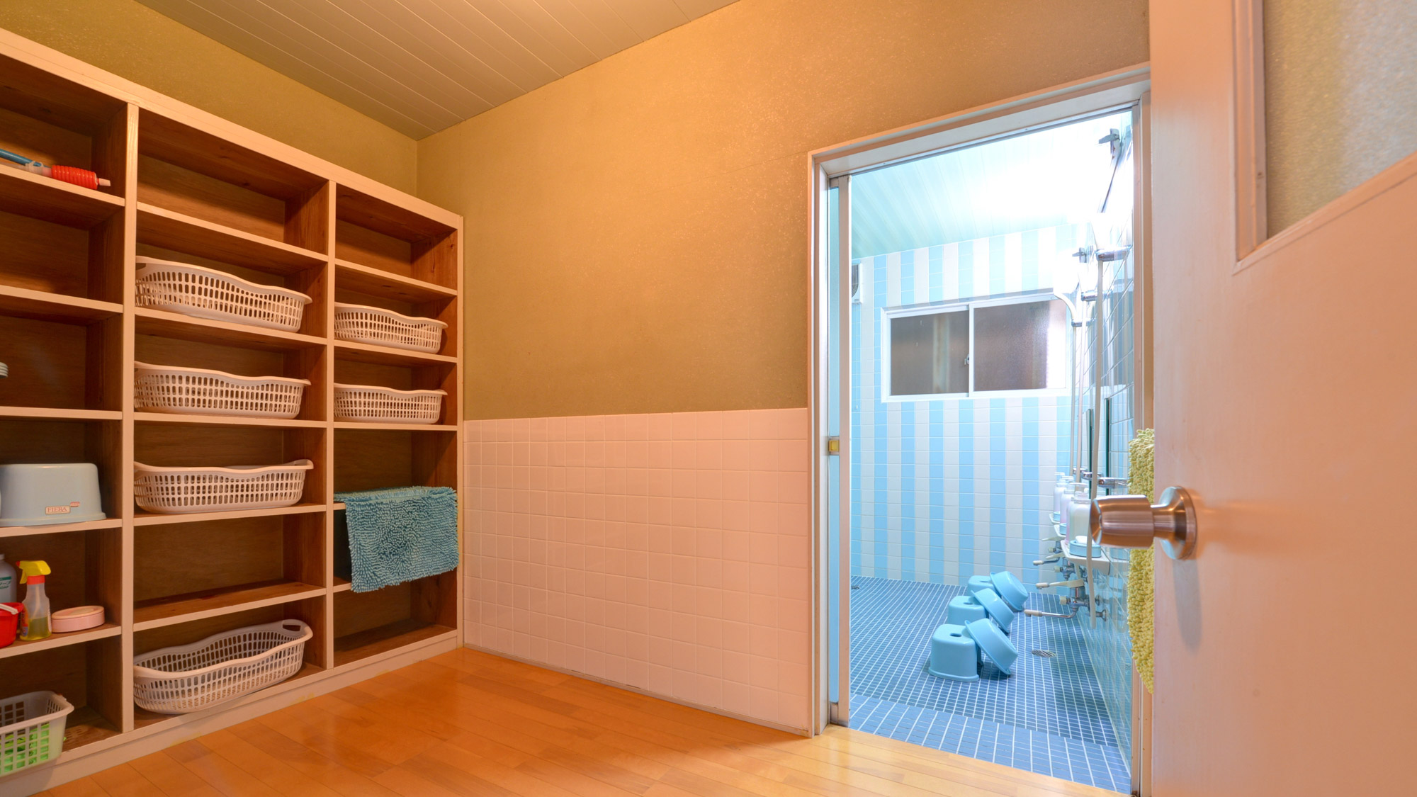 *【館内一例】脱衣場。お召し物用のカゴをご用意しております。どうぞごゆっくりご入浴ください。