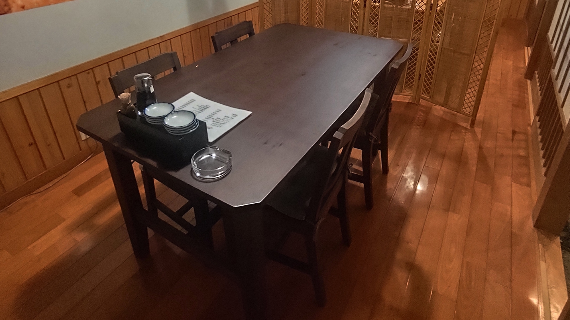 【壱州坊】ゆとりのあるテーブル席でお食事をお楽しみいただけます。