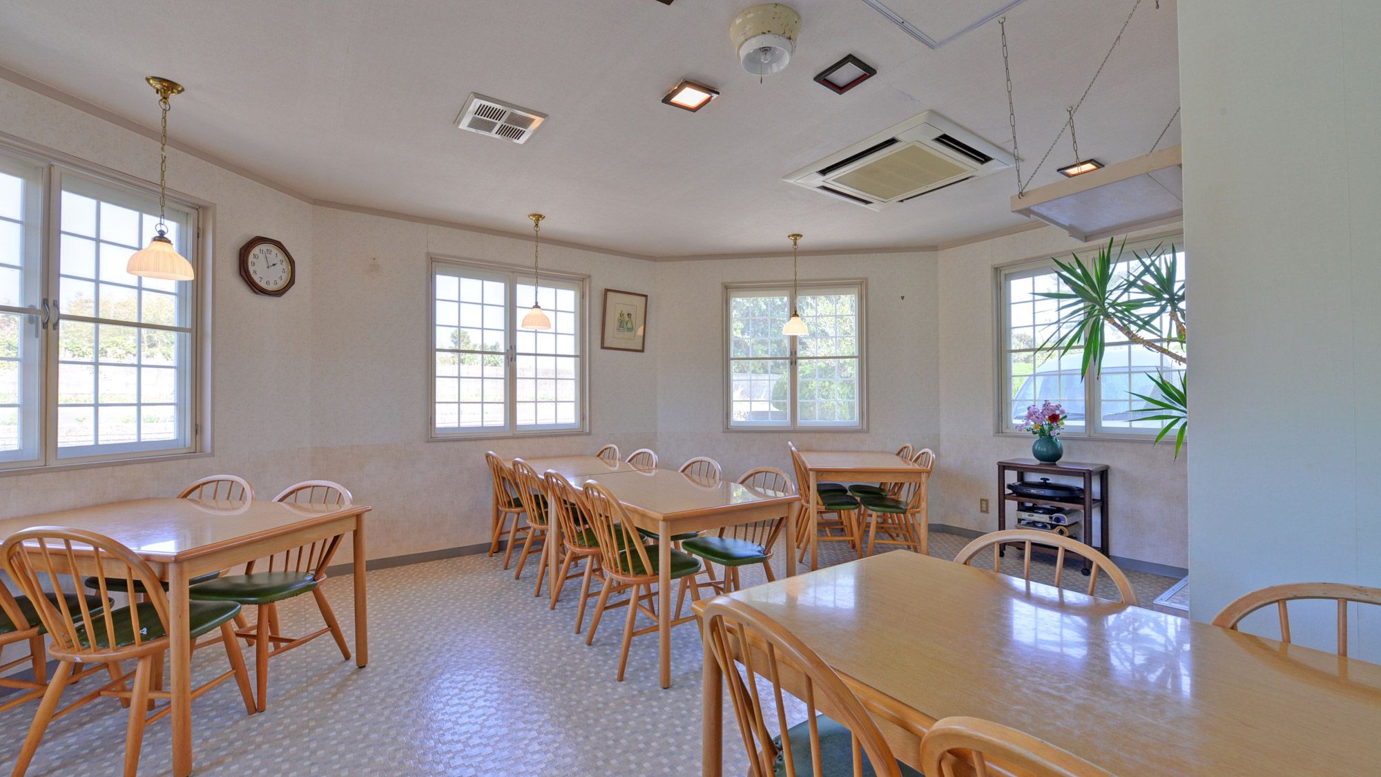 *【館内一例】食堂。白を基調とした洋風のお食事処で壱岐の味覚をお楽しみください。