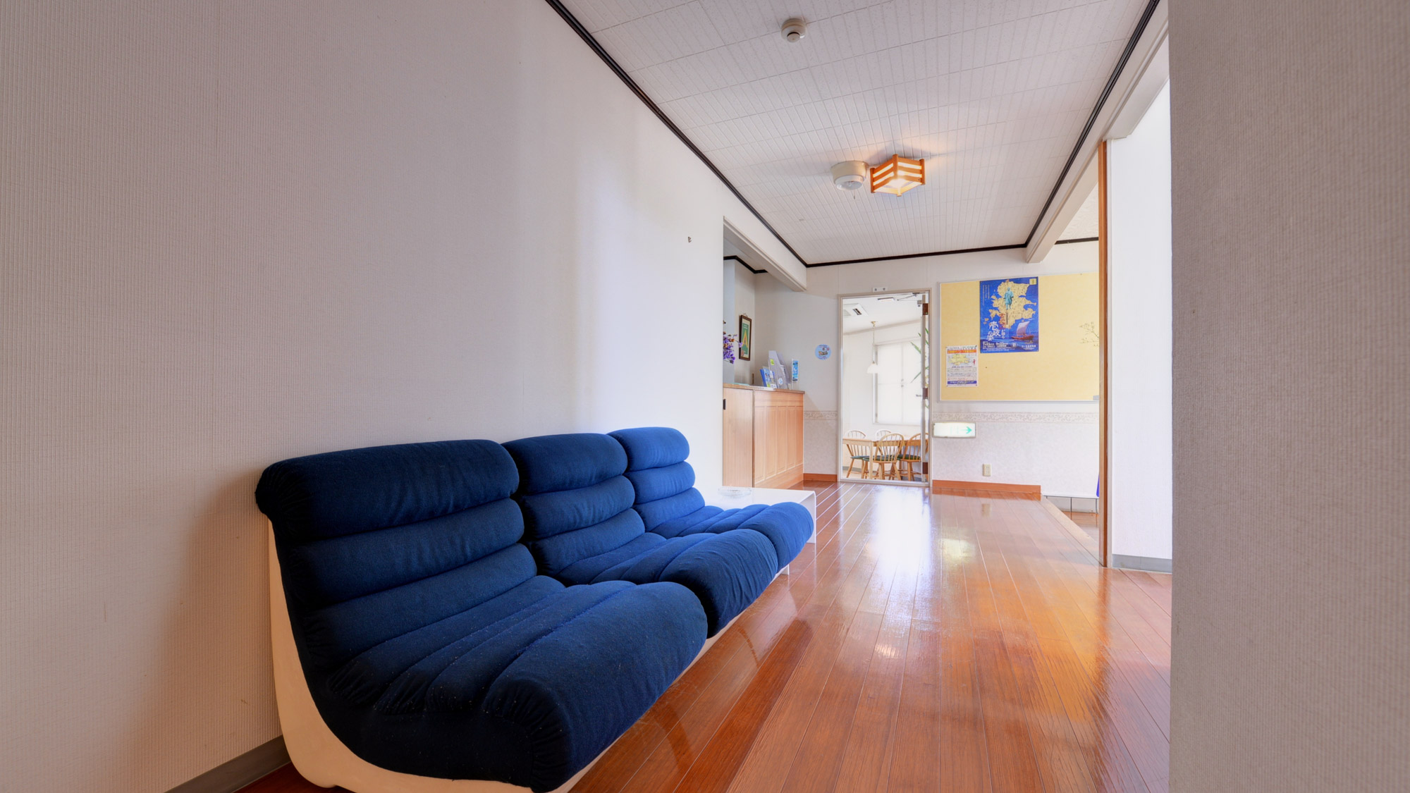 *【館内一例】フロント横のソファです。休憩や待ち合わせにもどうぞ。