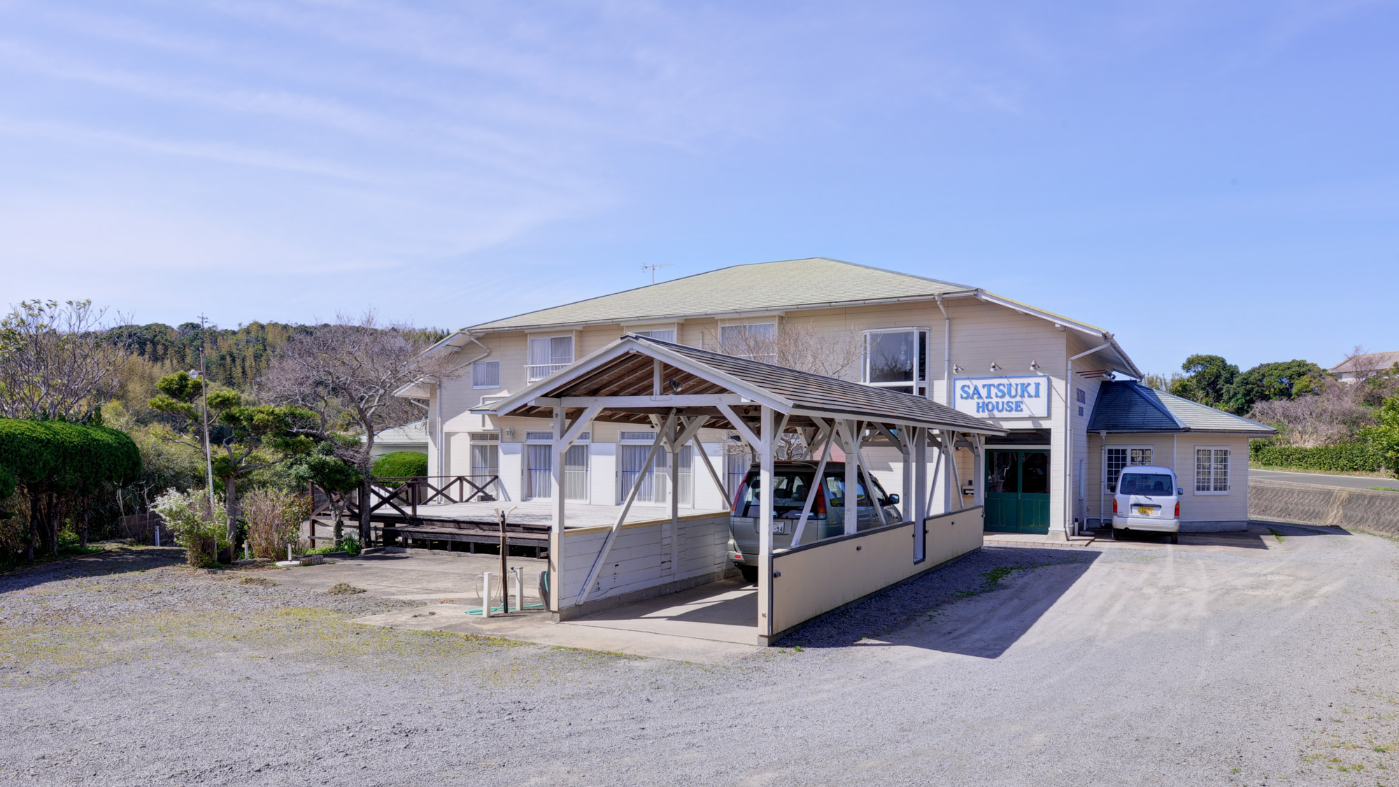 *【外観】建物の周りは自然が広がっています。外に出て自然の空気をいっぱい浴びてくださいね！