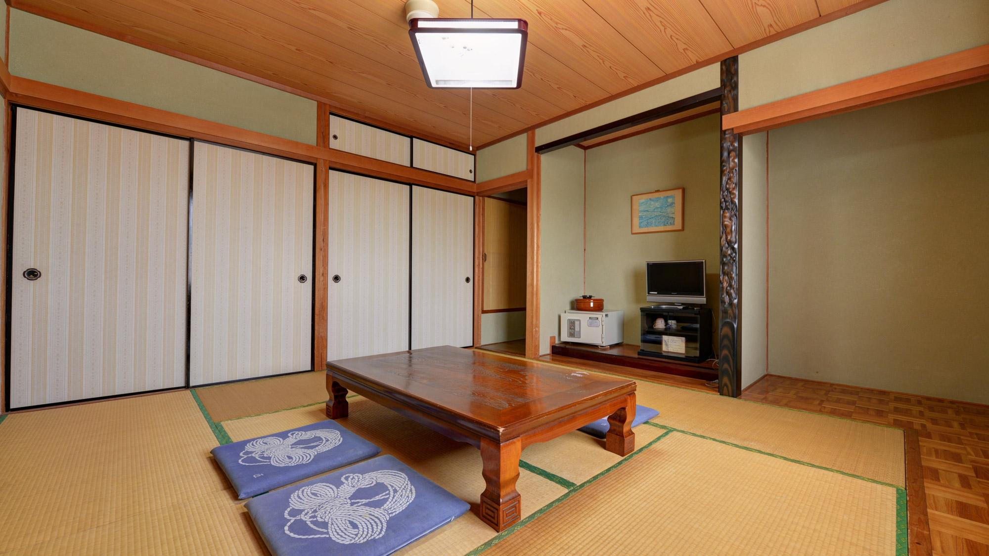 *【客室一例】和室8畳。昔ながらの趣のある設えになっております。