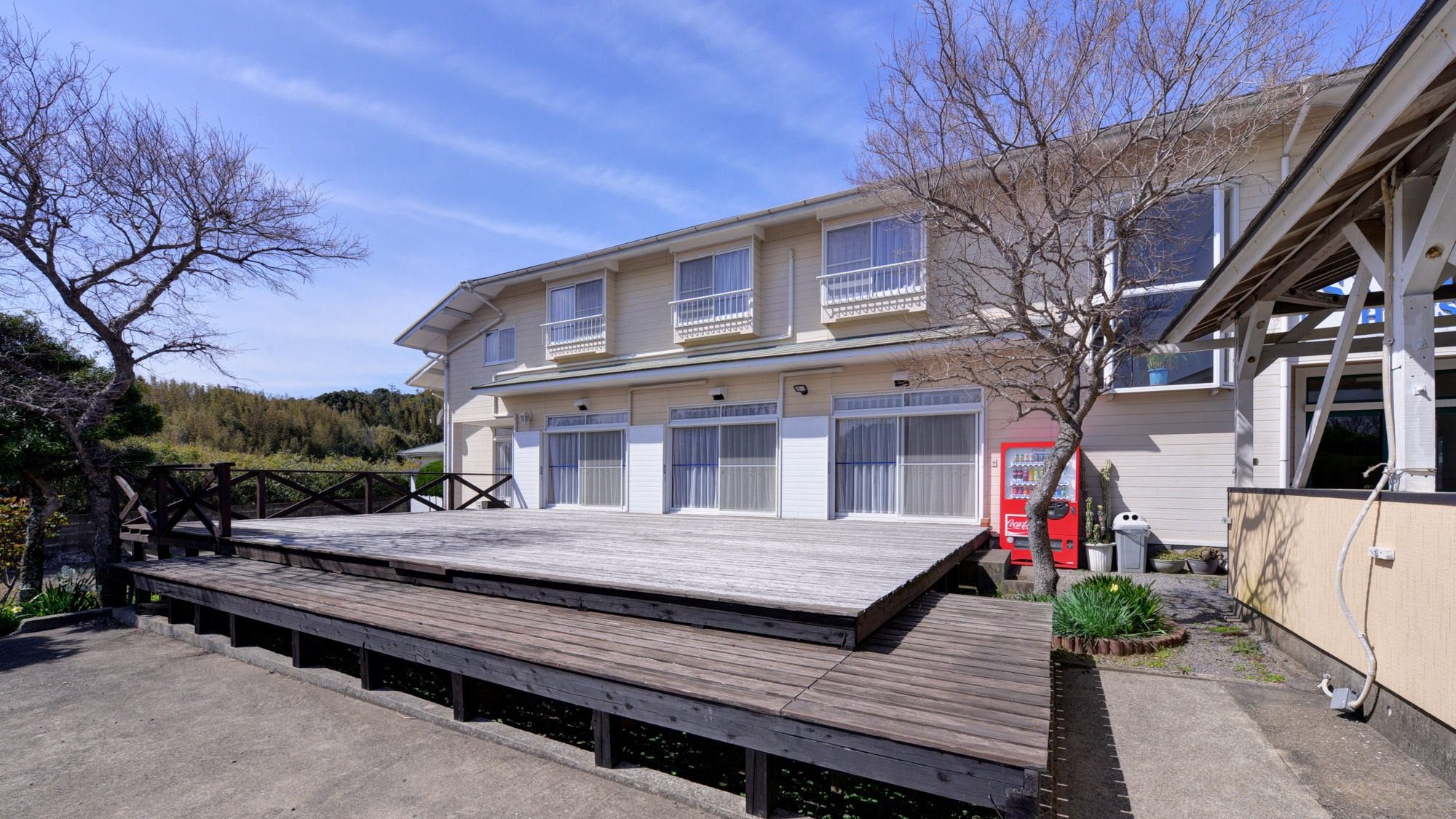 *【外観】広々としたテラスでは、日向ぼっこもできますよ！