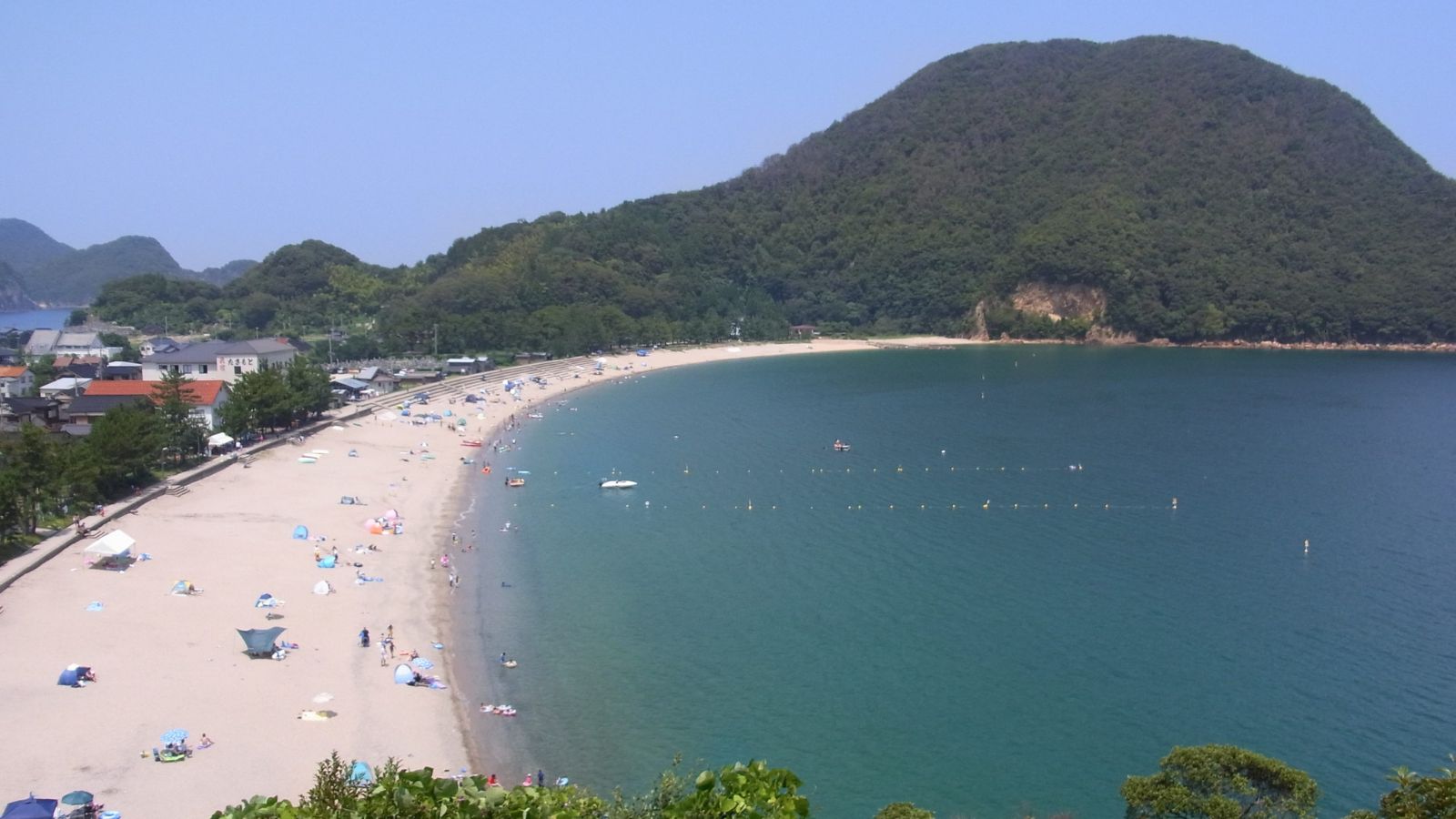 【佐津海水浴場】透明度の高い海と遠浅の浜が広がる、家族連れにも人気の海水浴場（お車で約7分）