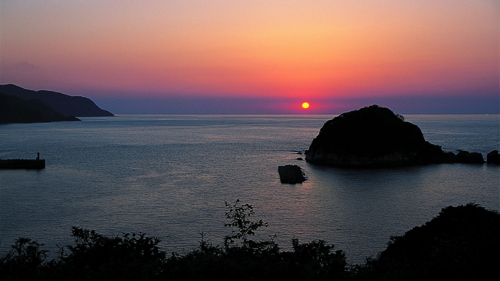 【今子浦】奇岩と海が織りなす幻想的な景色が見える夕暮れ時の絶景スポット（お車で約5分）