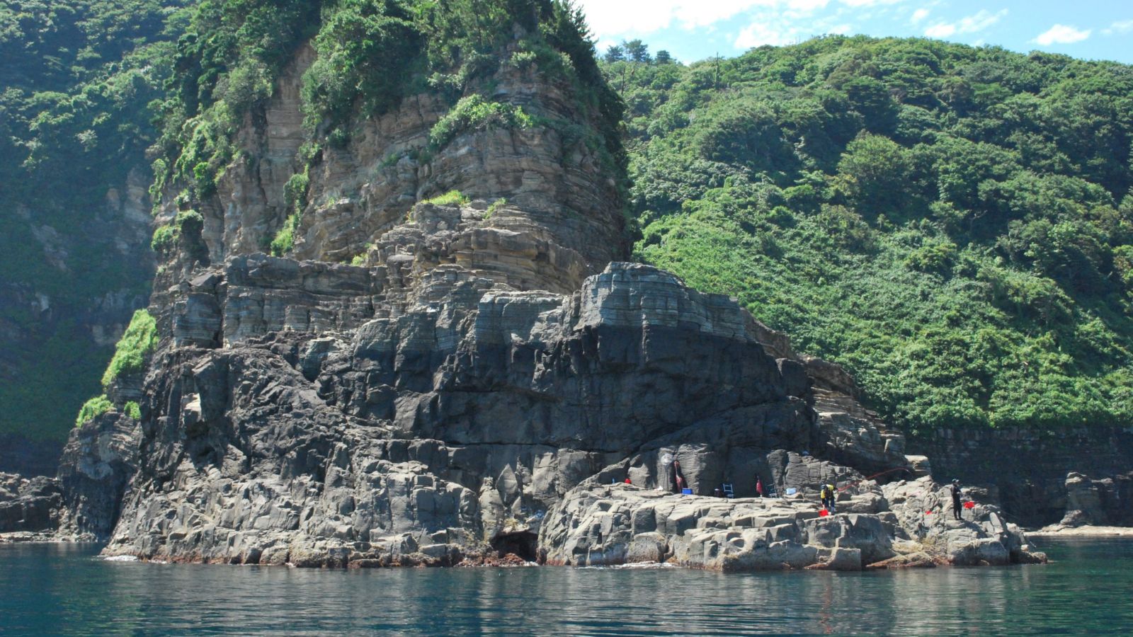 【松ヶ崎百層崖】何層にも重なる絶壁が生み出す大自然の力強さを感じるスポット（お車で約30分）
