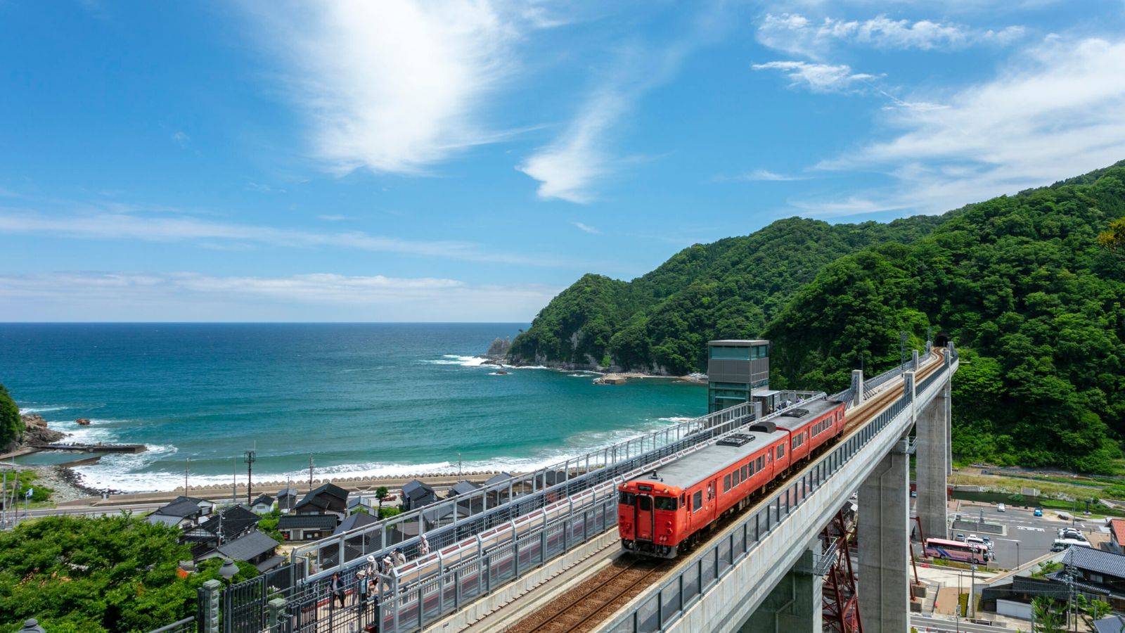 【余部橋梁】空に浮かぶような絶景を楽しめる、歴史的な鉄道橋と海の景色が広がる名所（お車で約20分）
