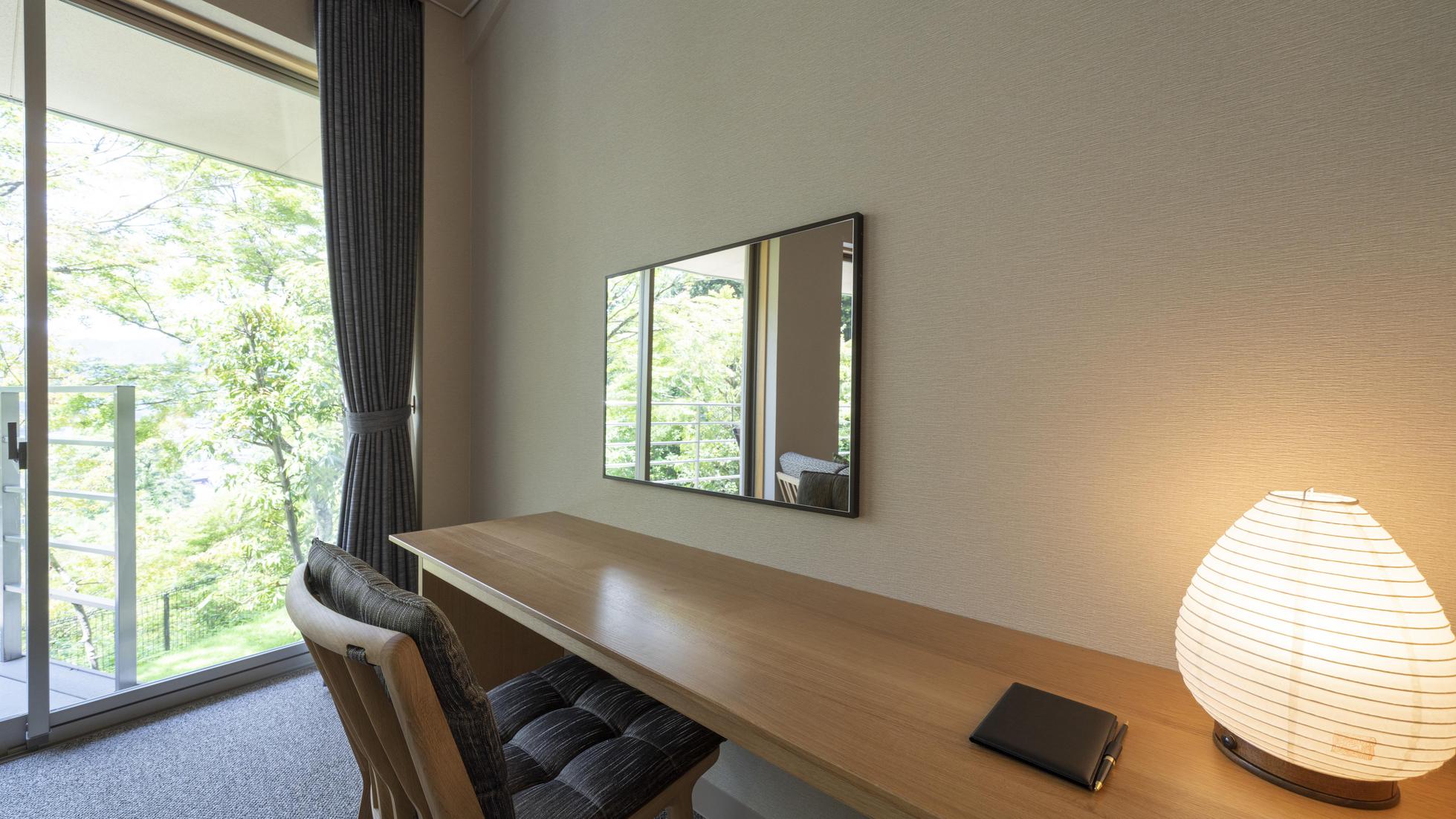 お部屋のデスク