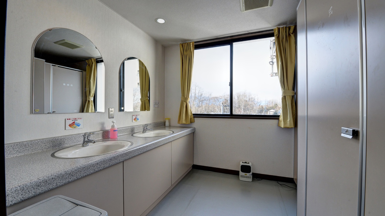 *【3階/和室+洋室+ラウンジ】洗面＆トイレ