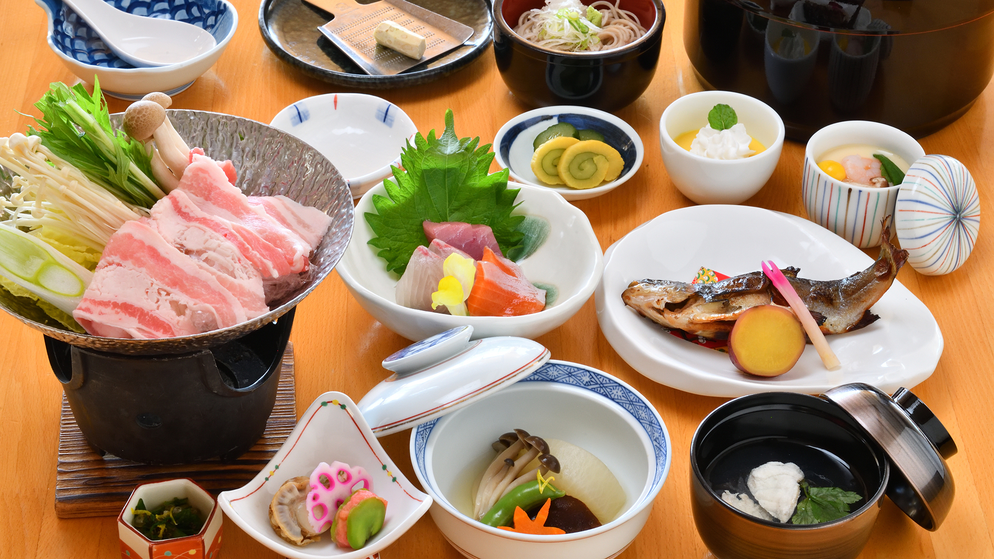 *【スタンダードお夕食一例】お惣菜やお鍋、新鮮なわさびなど豊かな信州の食材をお楽しみください。