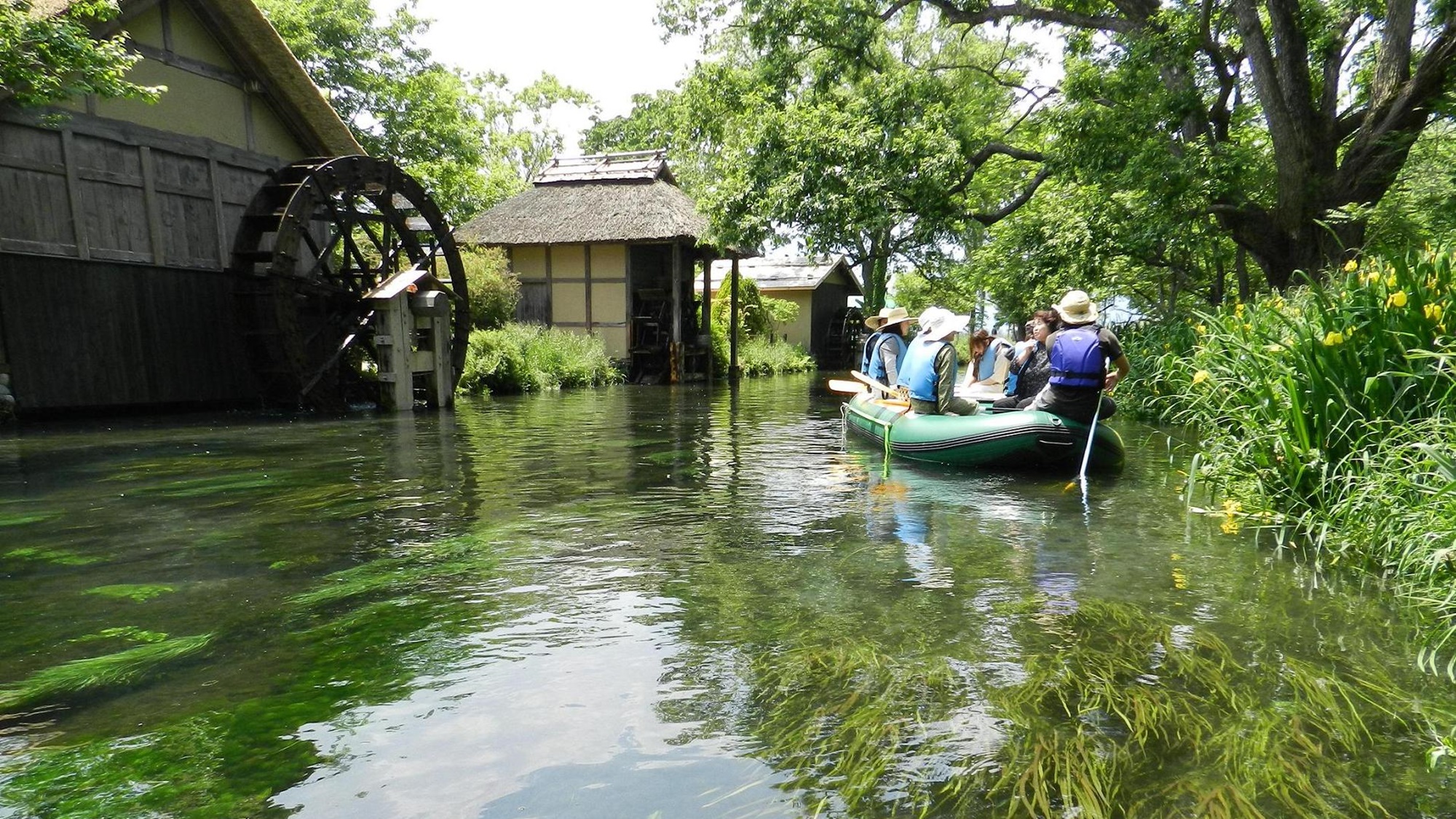 *クリアボートで水上散歩/湧水の清流でクリアボートに乗って水上散歩