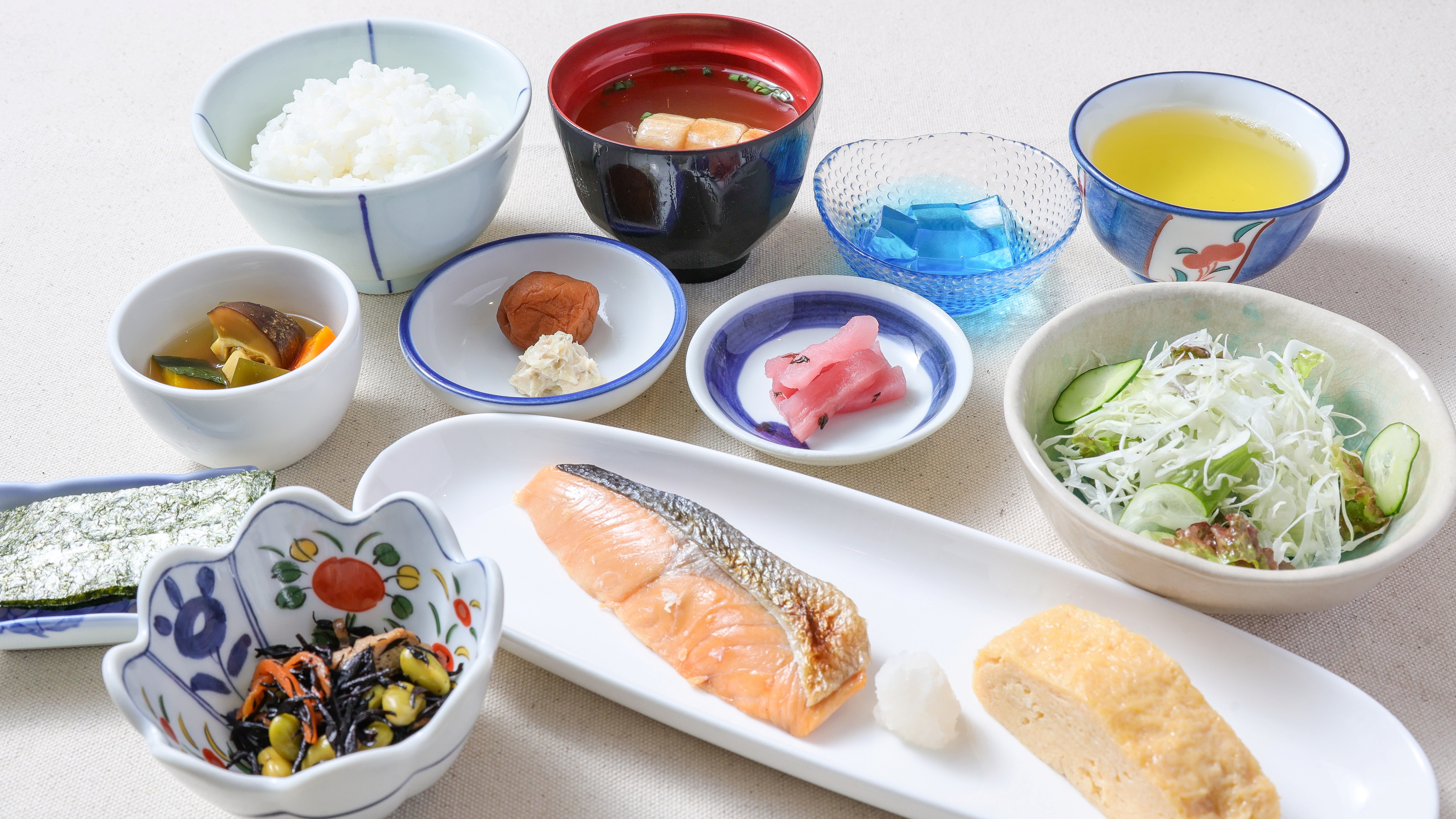*【ご朝食一例】栄養バランスの整った和朝食をご用意いたしております。信州のふっくらご飯でどうぞ♪