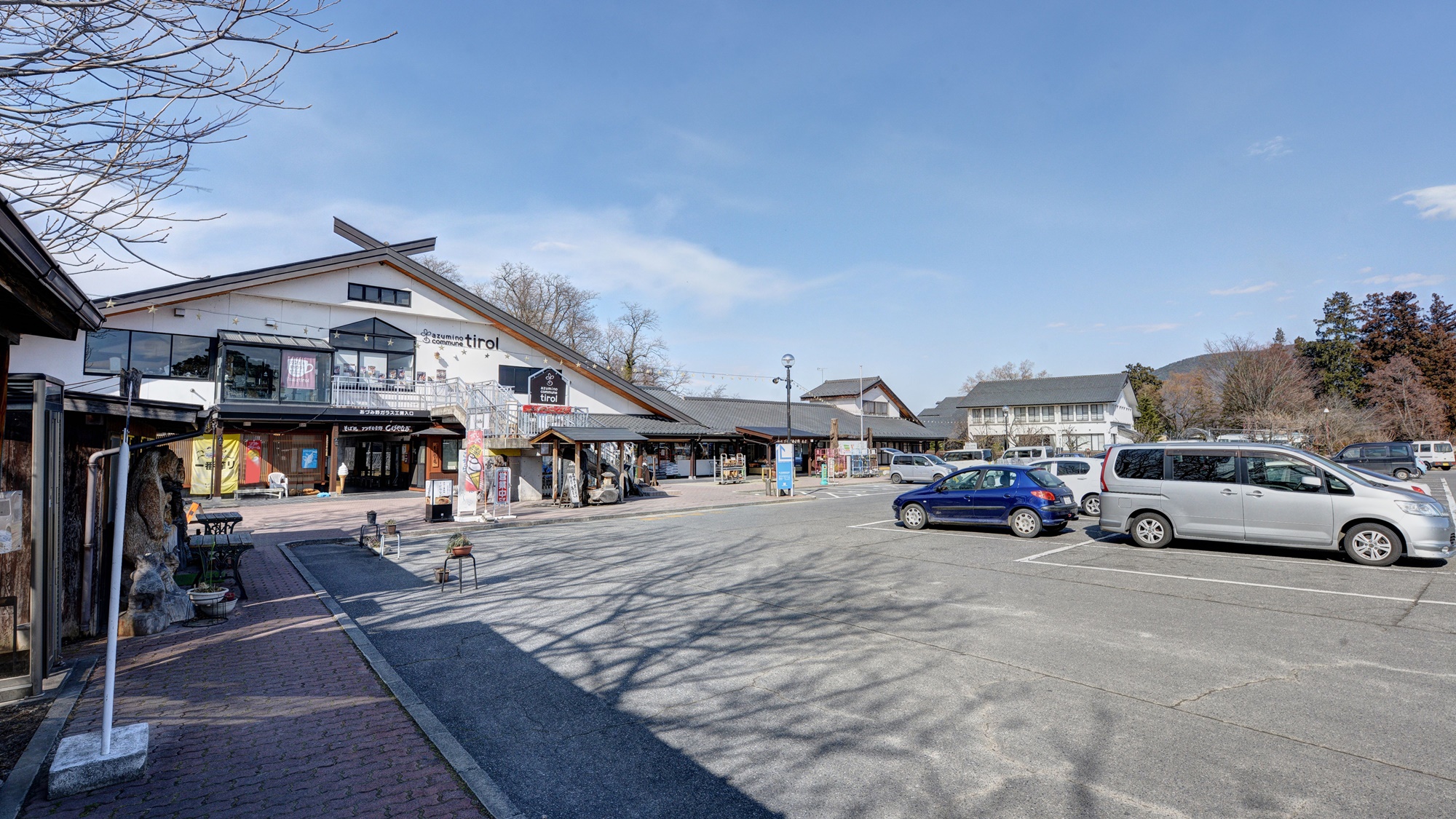 *【プラザ安曇野】敷地内にある地元のお土産屋さん！カフェや湧き水を汲める所もございます。