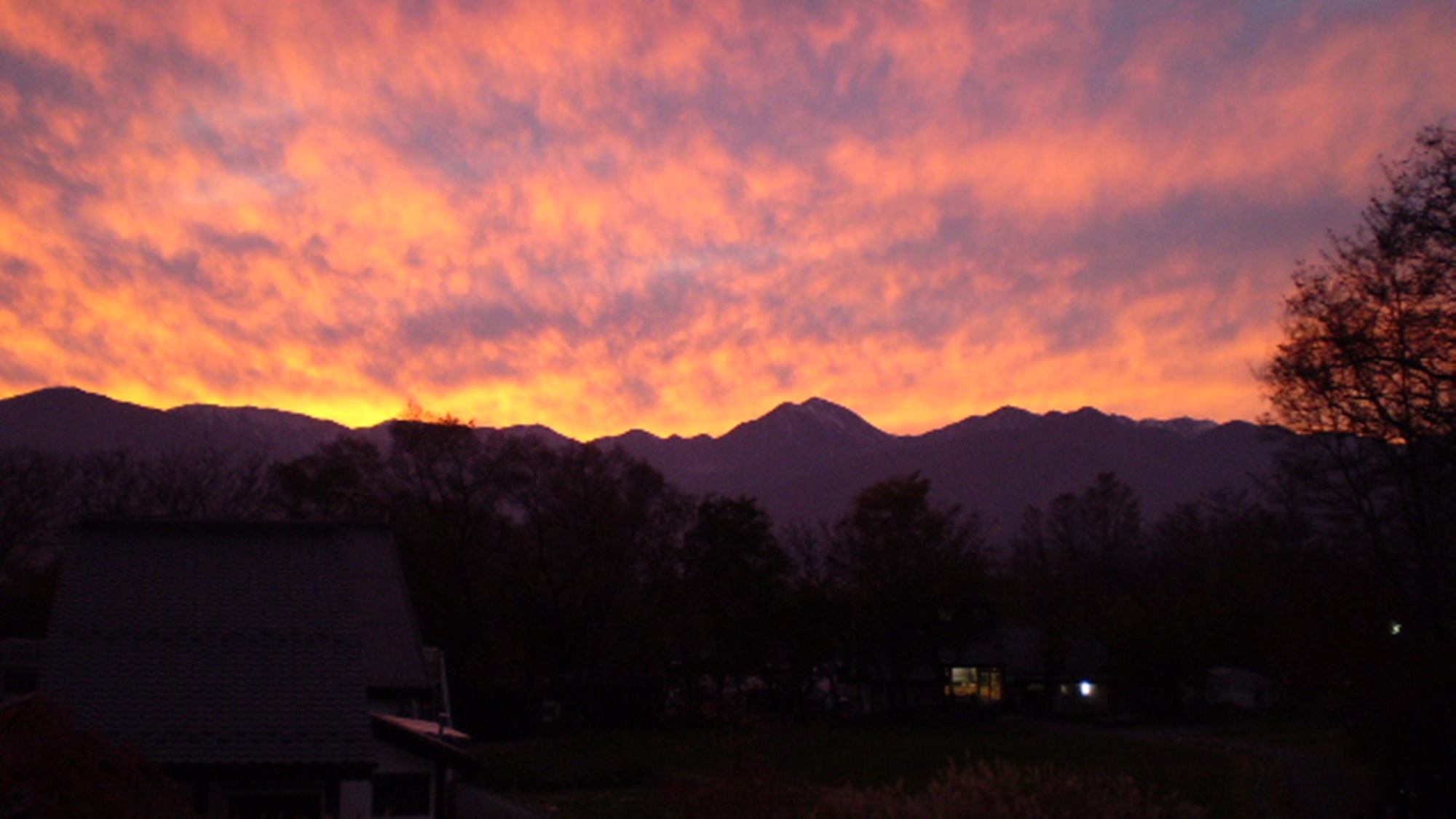 *【ビレッジの景色】美しい夕焼けに包まれる北アルプスの山々。こんな景色がご覧頂ける日も☆