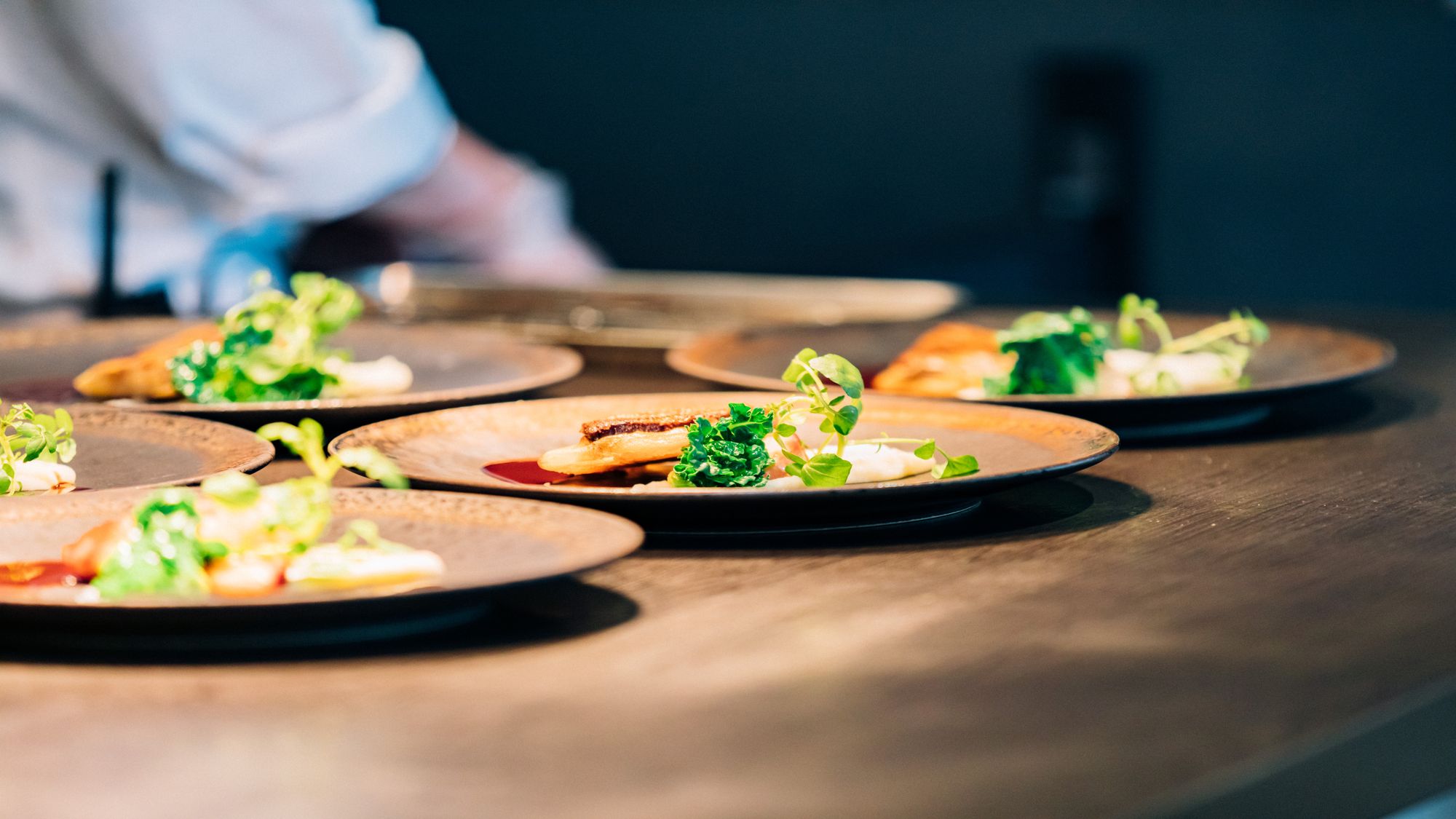 お食事はご注文をいただいてから一皿ずつ丁寧に仕上げ、ライブキッチンで出来立てをご用意いたします