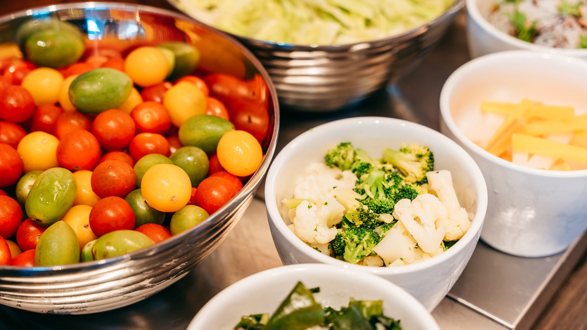 【朝食バイキング】地元野菜を使ったサラダ