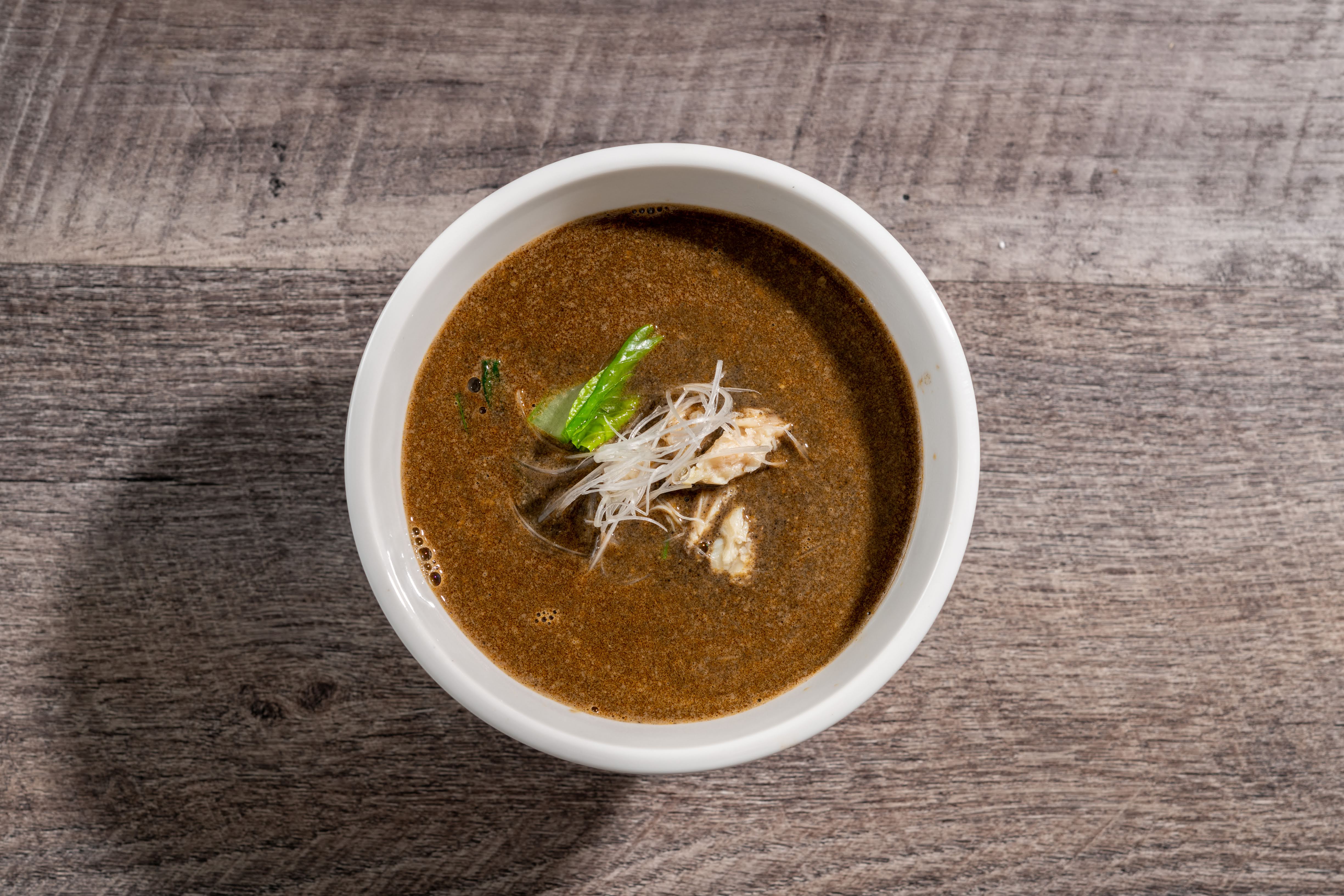 【夜鳴き担々麺】サービス！＜黒地獄：黒ごま担々麺＞