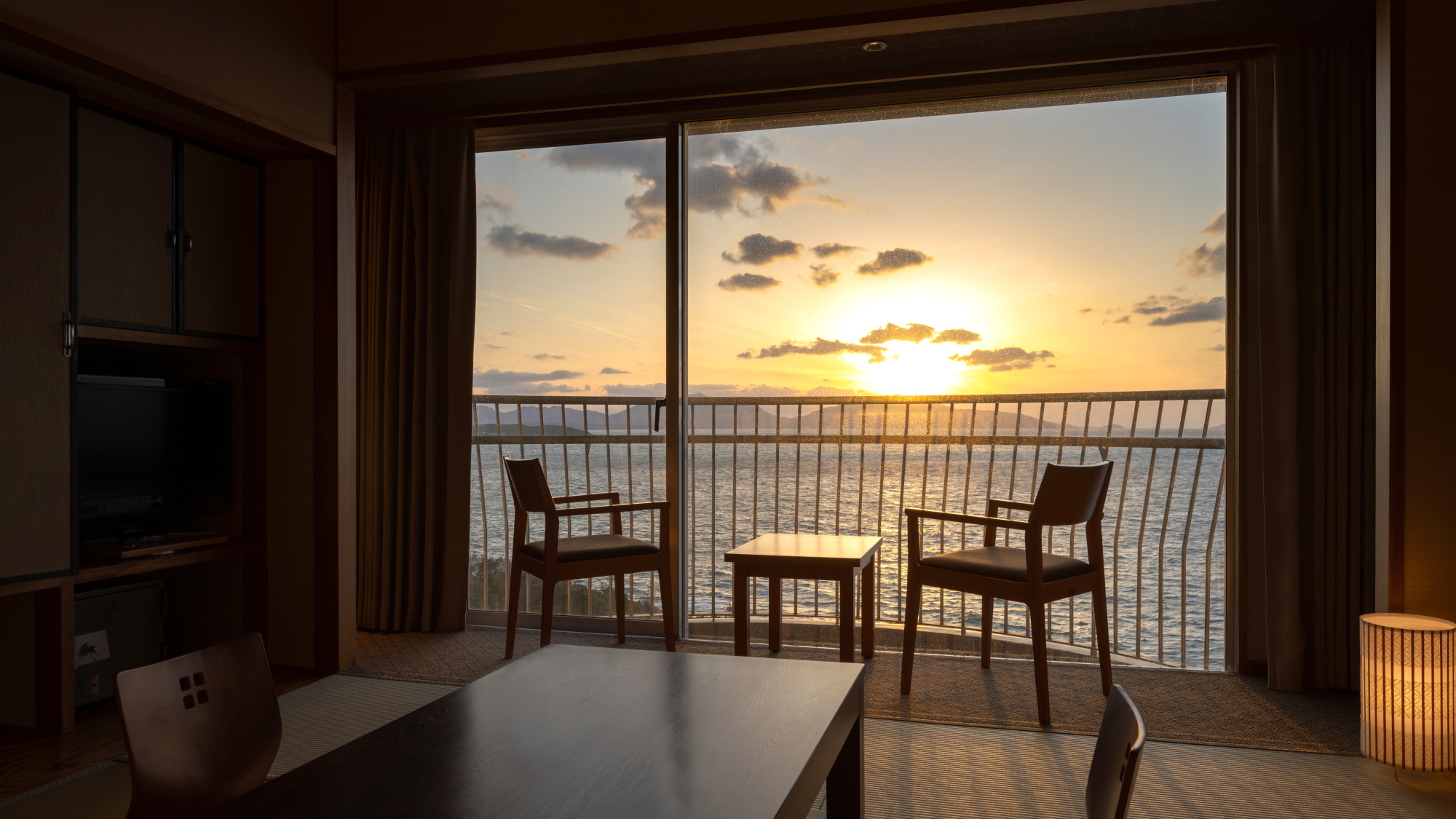 【オーシャンビュー】和室8畳／和室10畳　夕暮れの眺望
