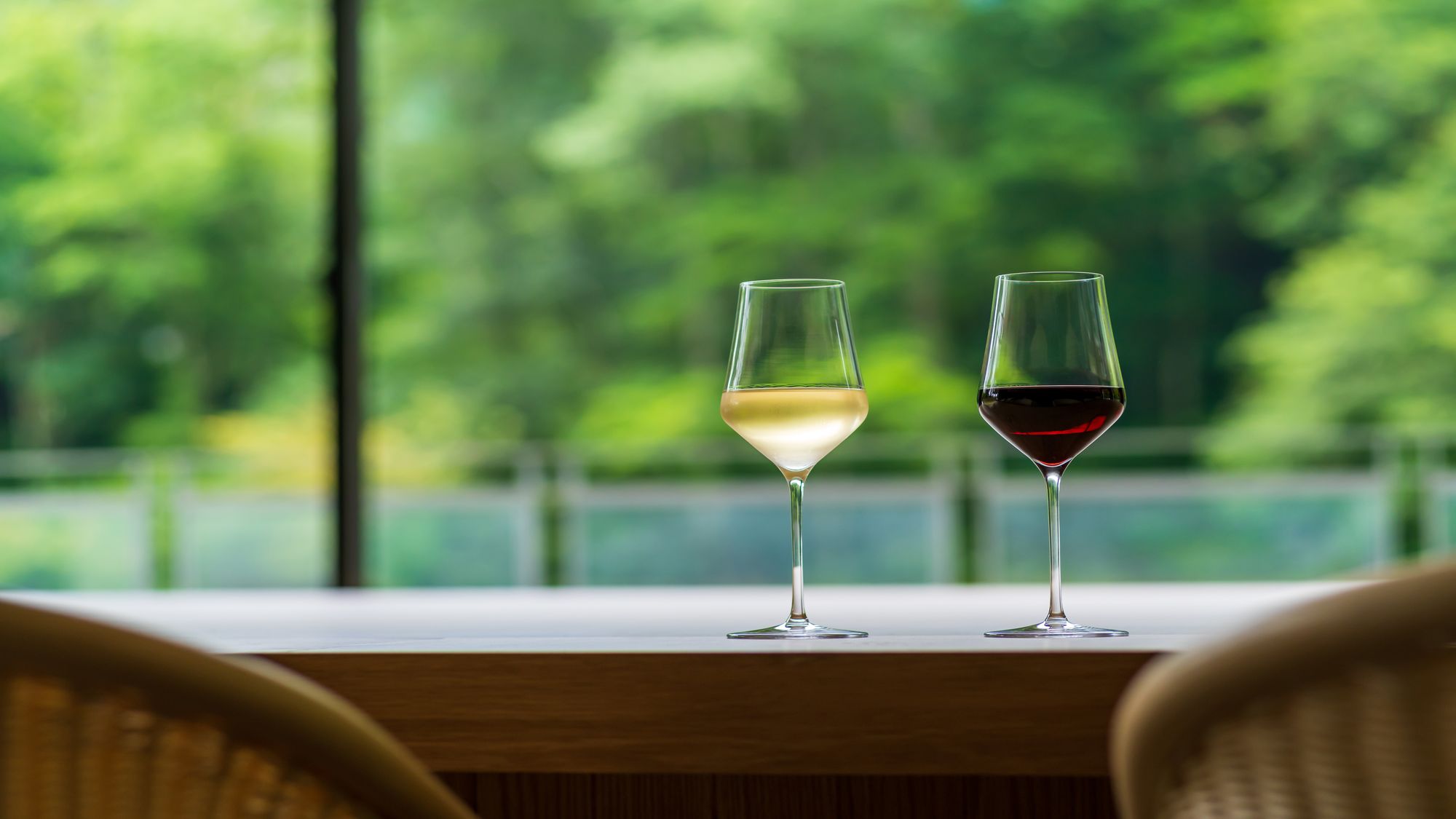 【7/1～】ラウンジではアルコールを含むドリンクやお菓子をご用意しております（イメージ）