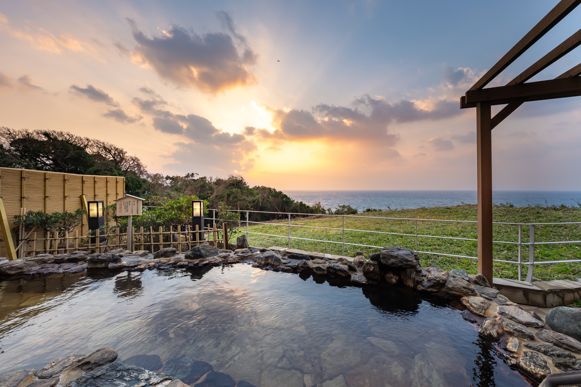 【露天風呂】天然若松ひびき温泉