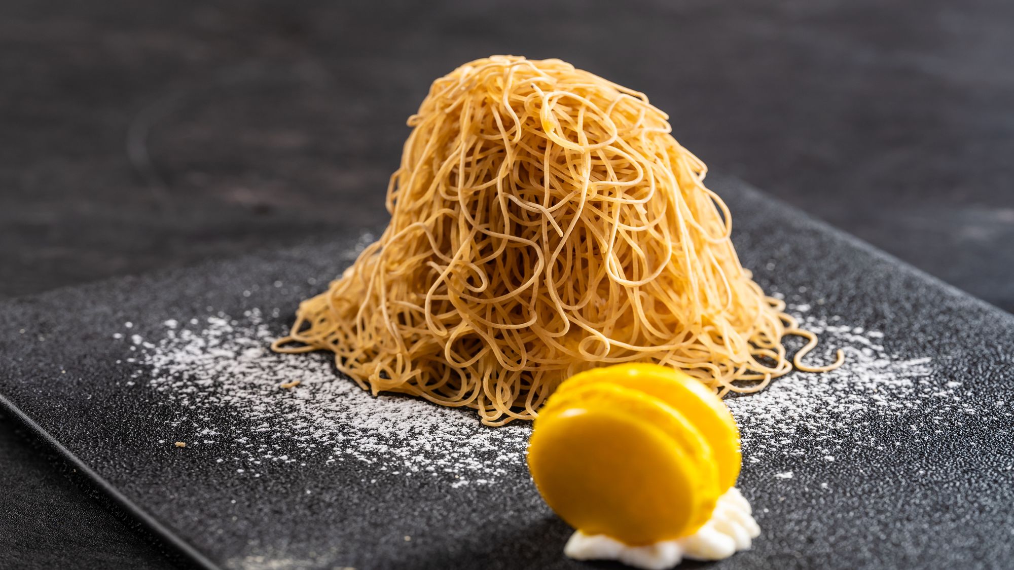 お食事はご注文をいただいてから一皿ずつ丁寧に仕上げ、ライブキッチンで出来立てをご用意いたします