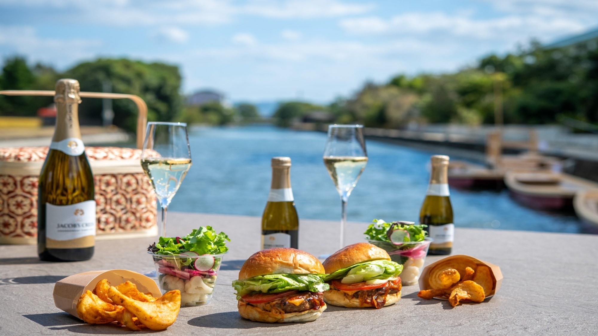 【亀の井柳川限定/ 1泊3食】舟上でランチと歌声を愉しむ。柳川名物川下り付き【土地の恵み会席】