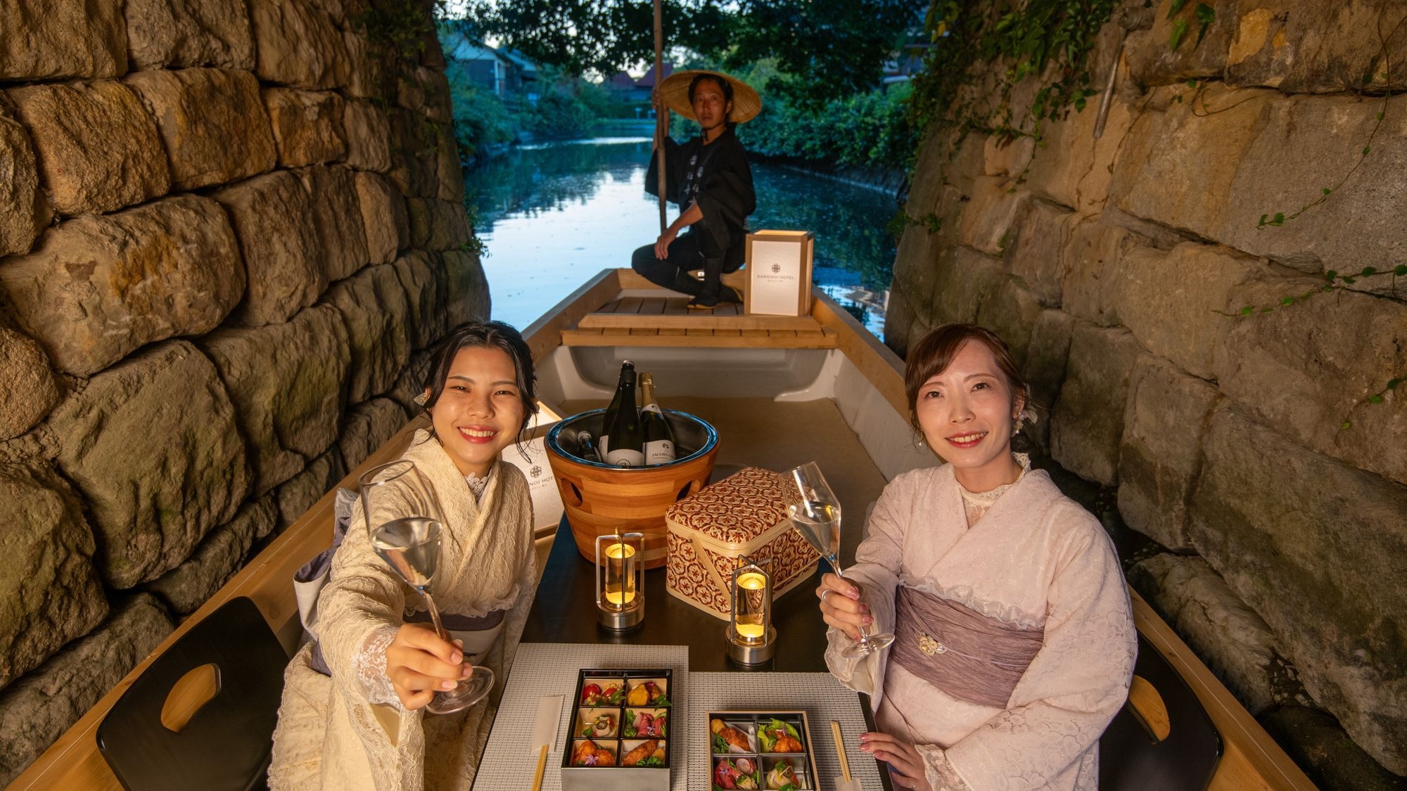 【亀の井柳川限定】迫力の歌声を聴きながら舟飲みを愉しむ。川下り付き舟飲み【特撰プラン】2食付