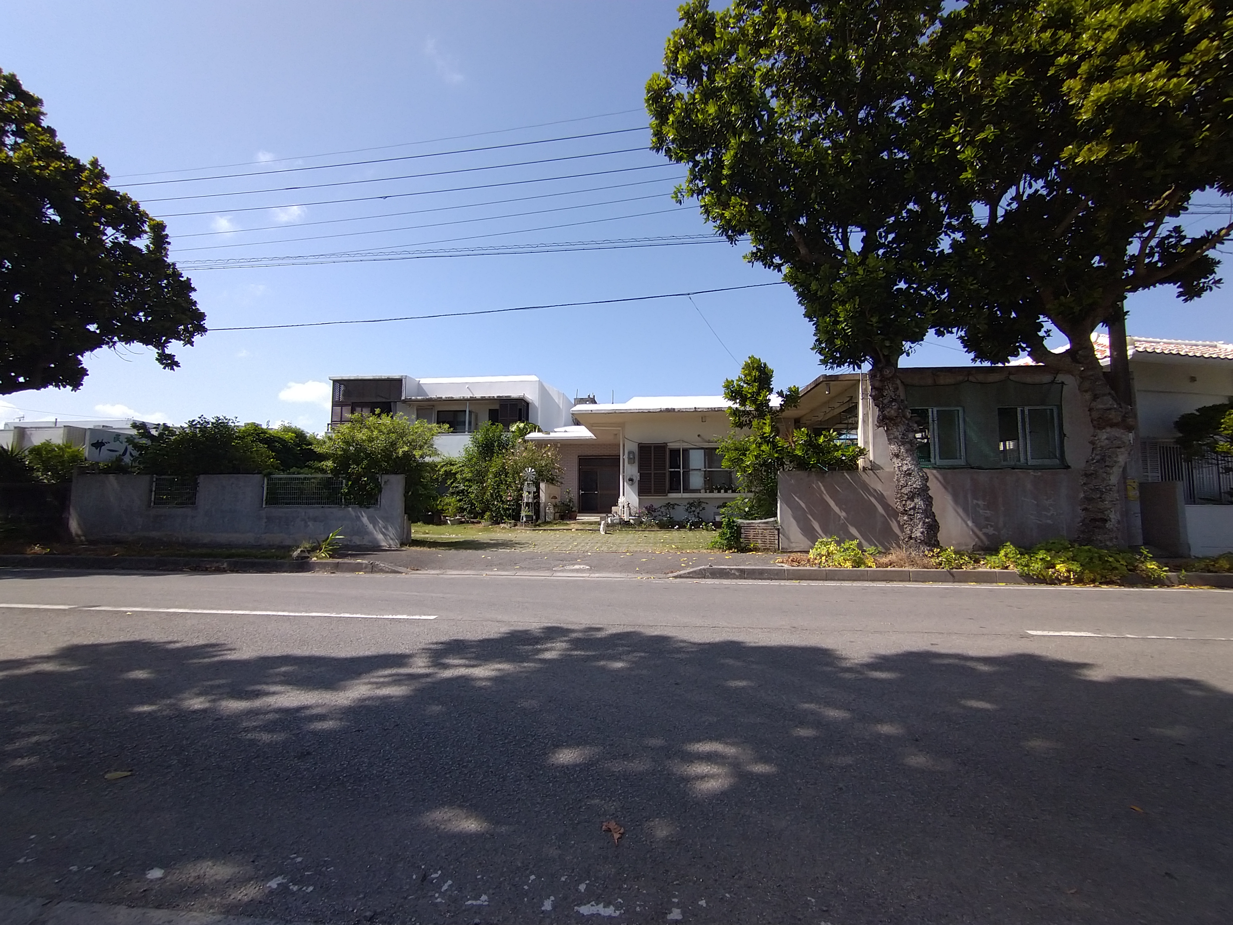 国道から施設に入る