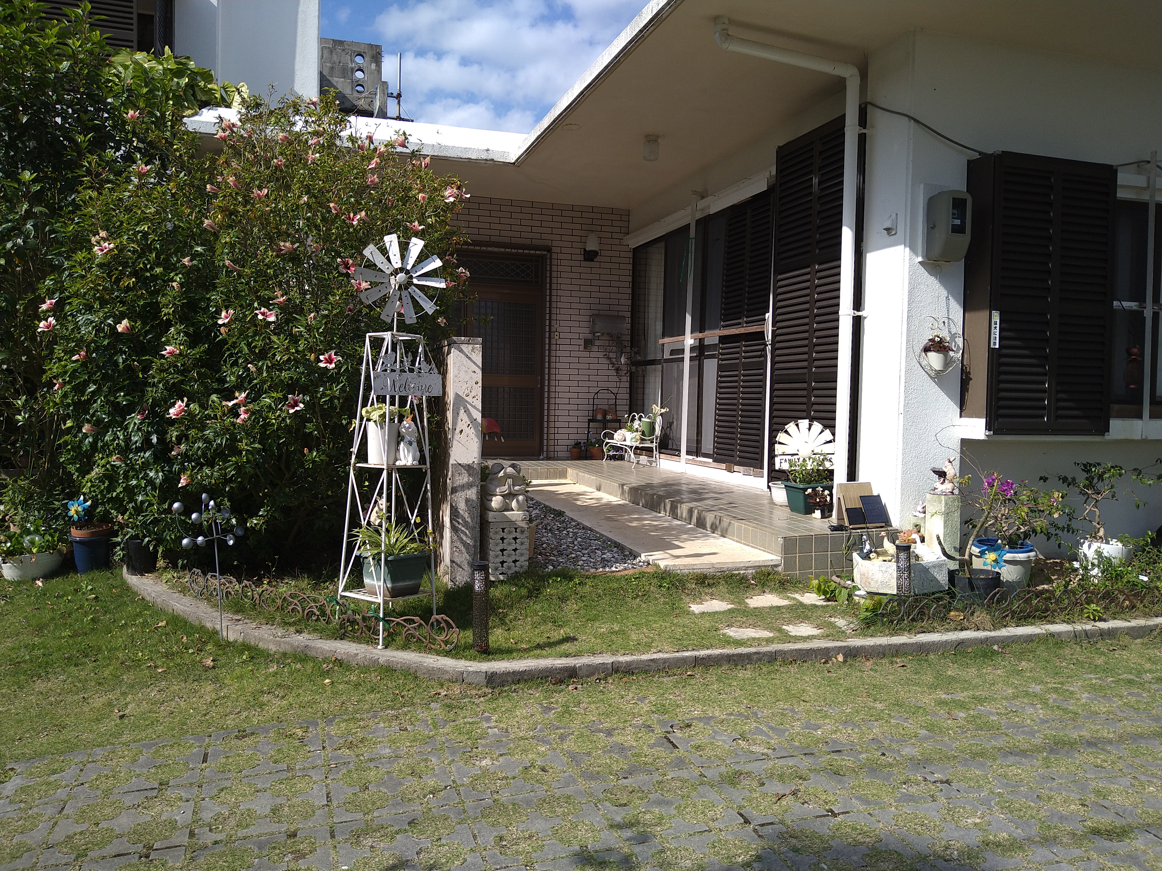 入口の風車とカエル