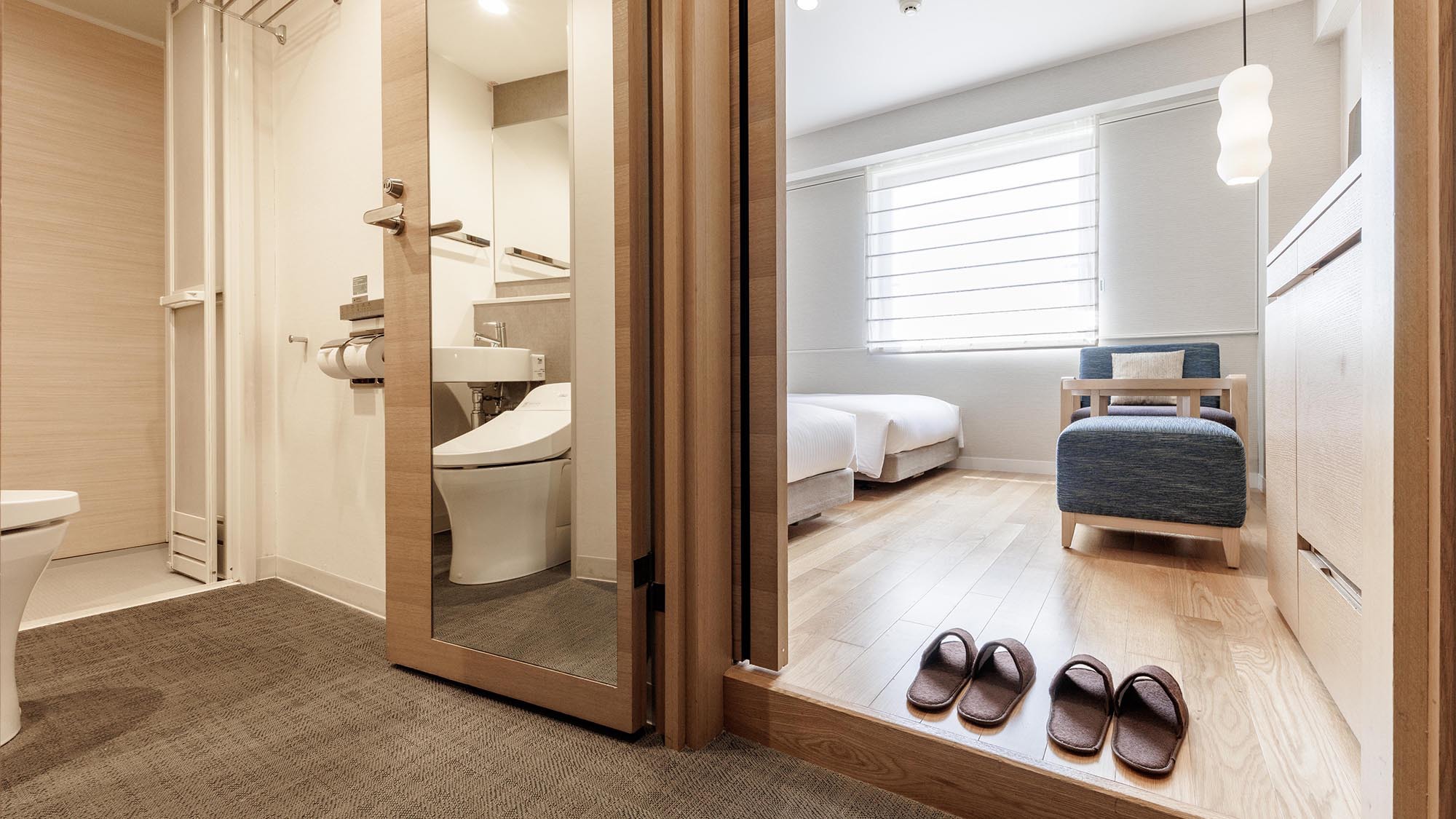 ツインルームはフローリングの小上がり式　靴を脱いでゆっくりと