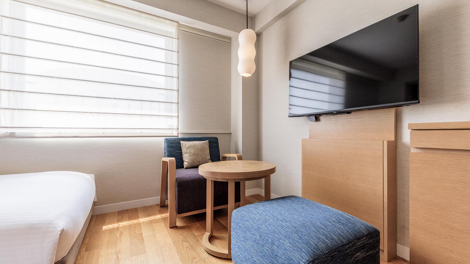 ツインルームはフローリングの小上がり式　靴を脱いでゆっくりと