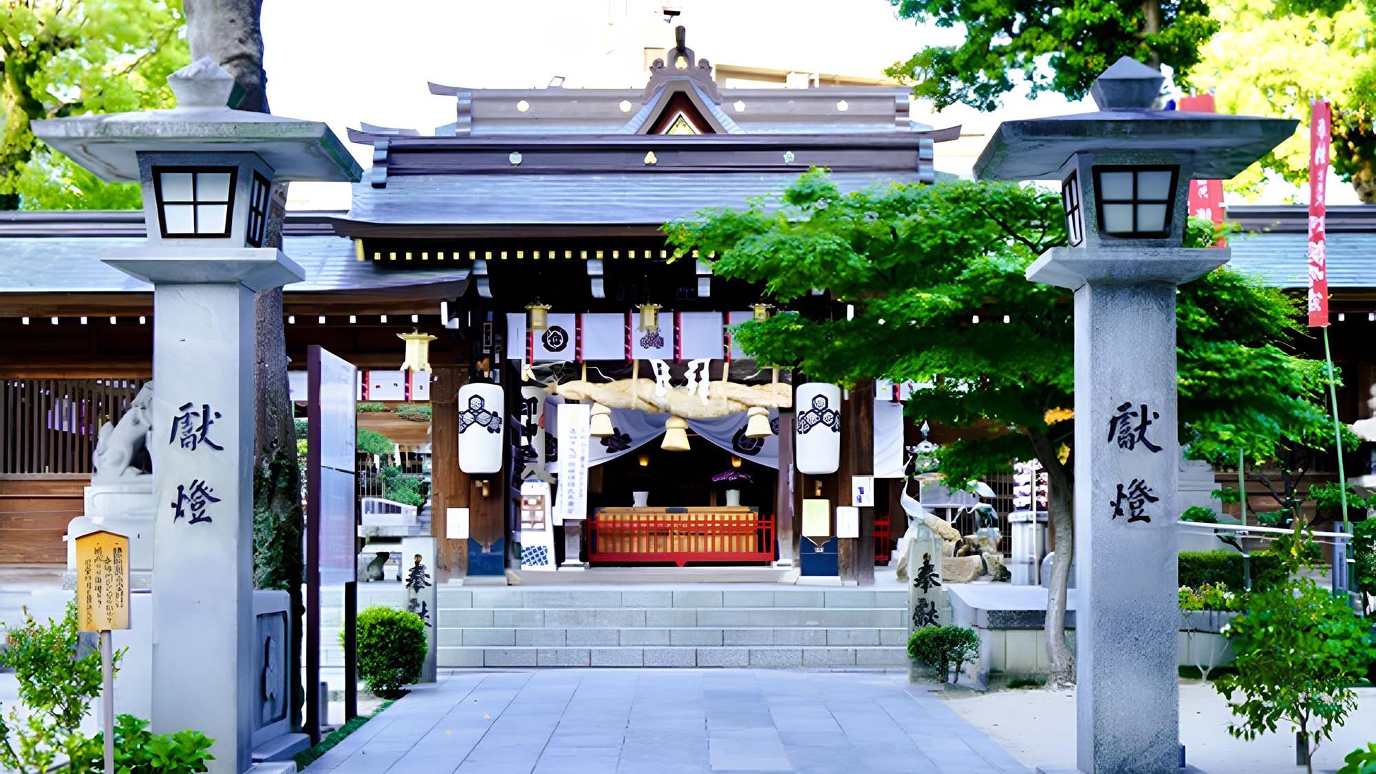 博多の総鎮守として親しまれる歴史ある神社。ホテルから徒歩約15分の好立地。