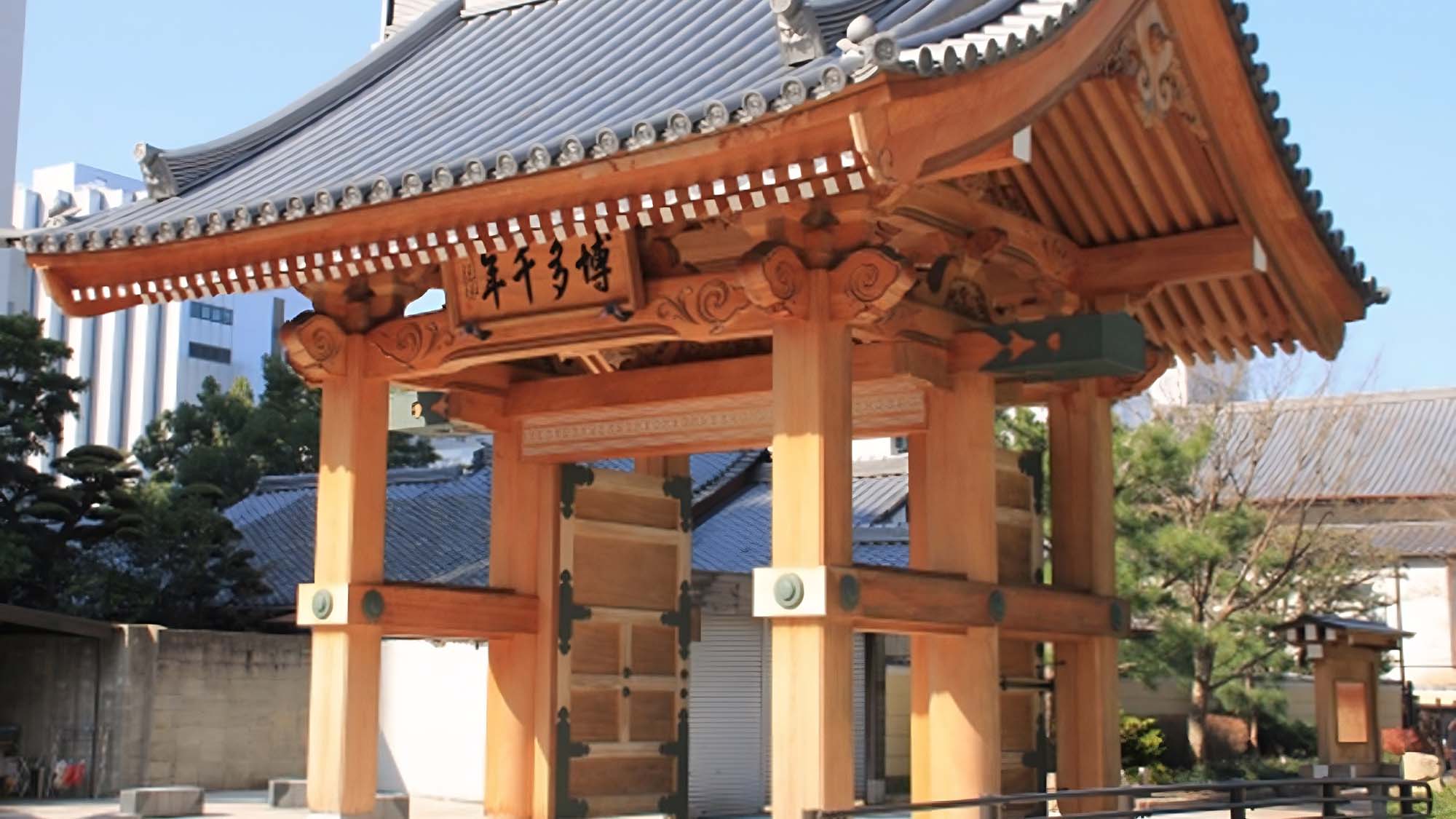 「博多の歴史と文化の入口『博多千年門』へは、当ホテルから徒歩５分