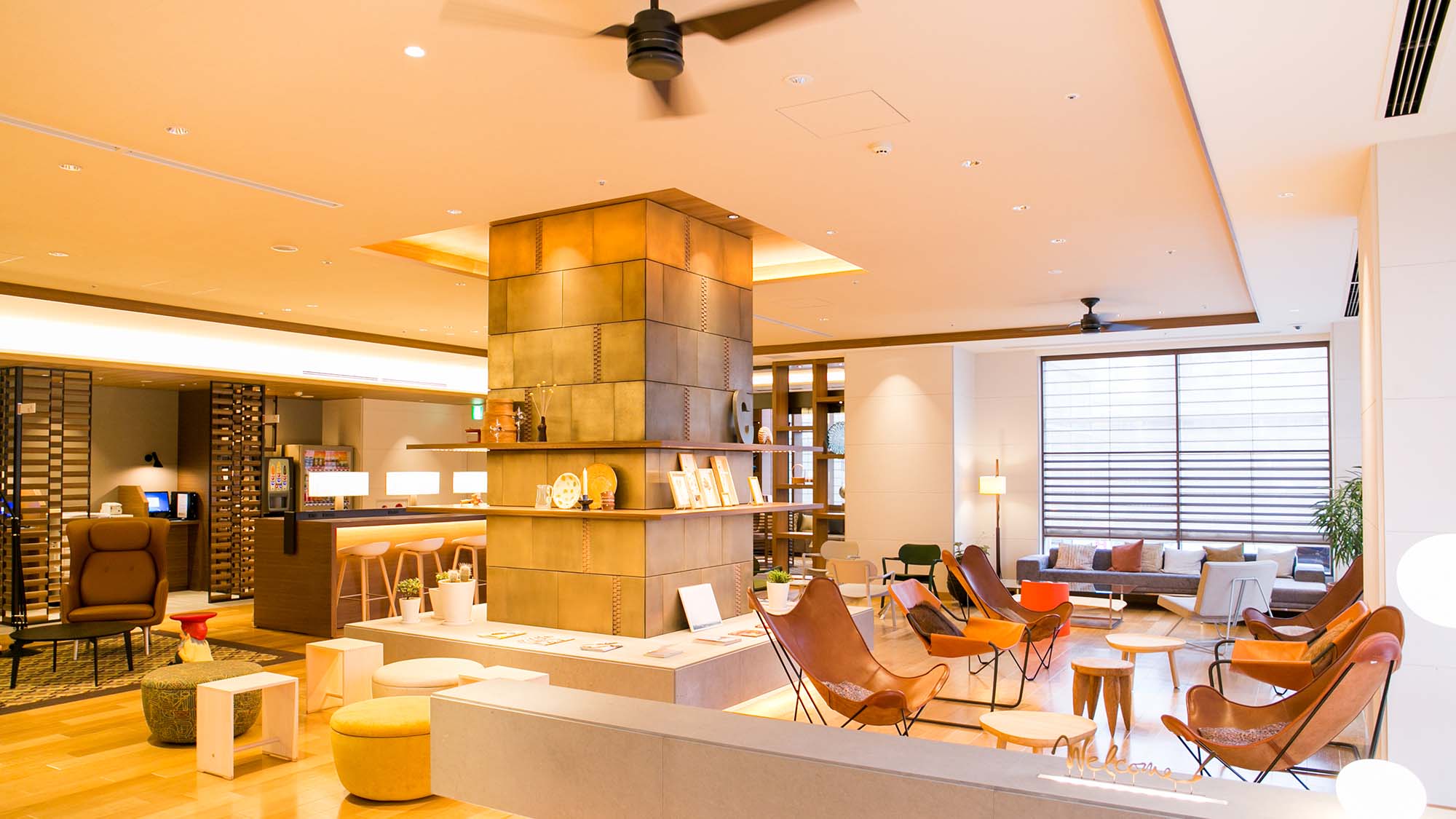 光を取り込んだ明るいロビースペース