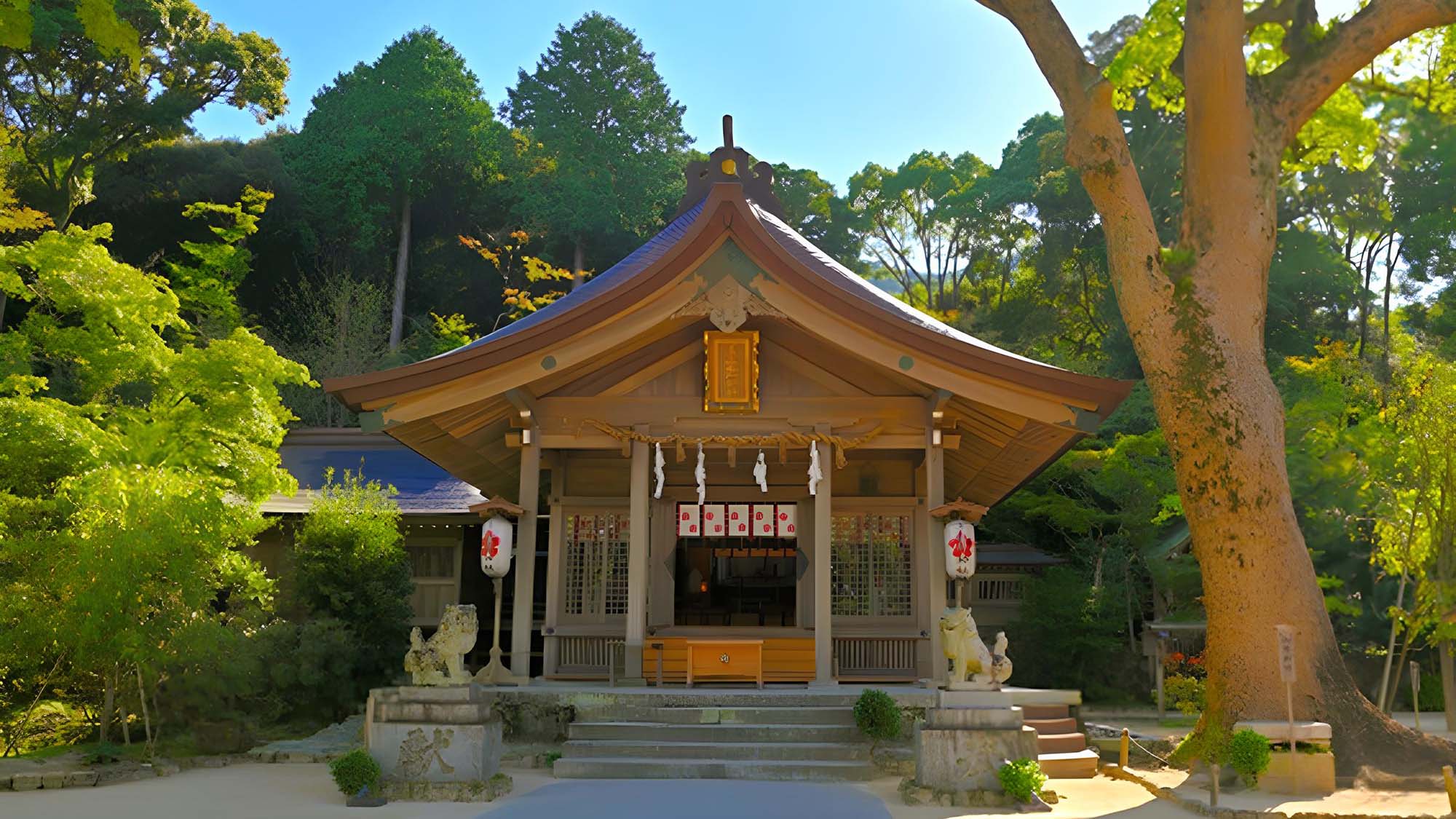 自然豊かな山の中に佇む神秘的な神社。縁結びのご利益でも知られ、季節ごとの景色も魅力です。