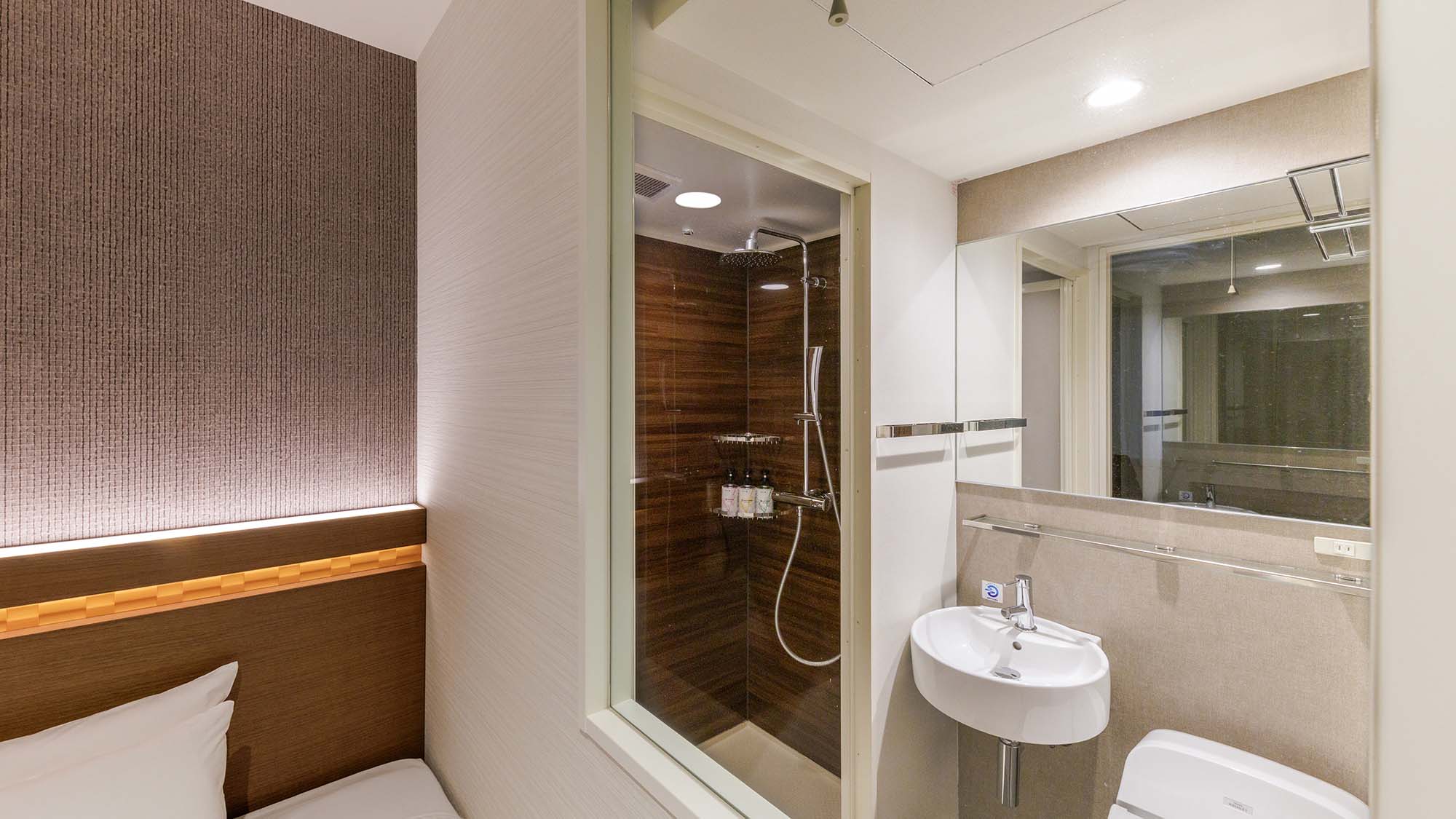 コンフォートビジネスルームのベッドからバスルーム　バスルームはシャワータイプです